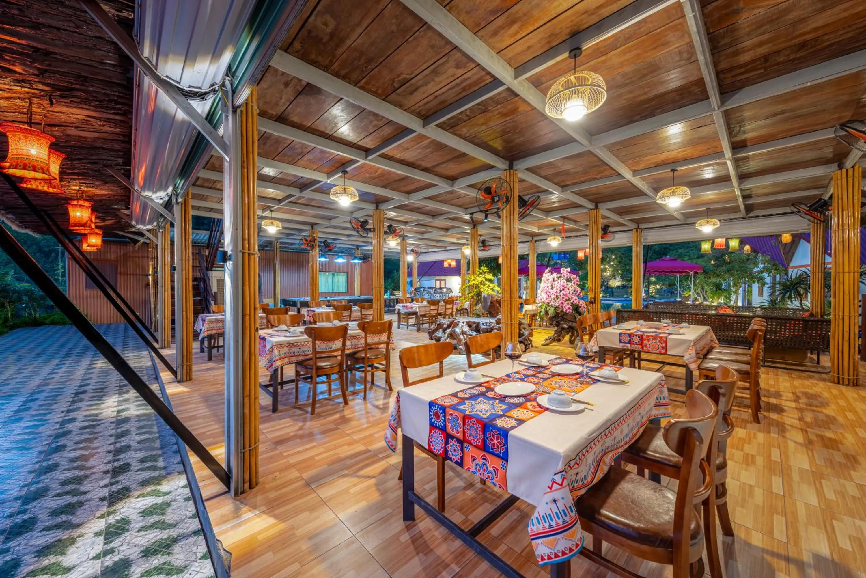 Restaurant/places to eat in Cat Ba Serena Homestay And Swimming Pool