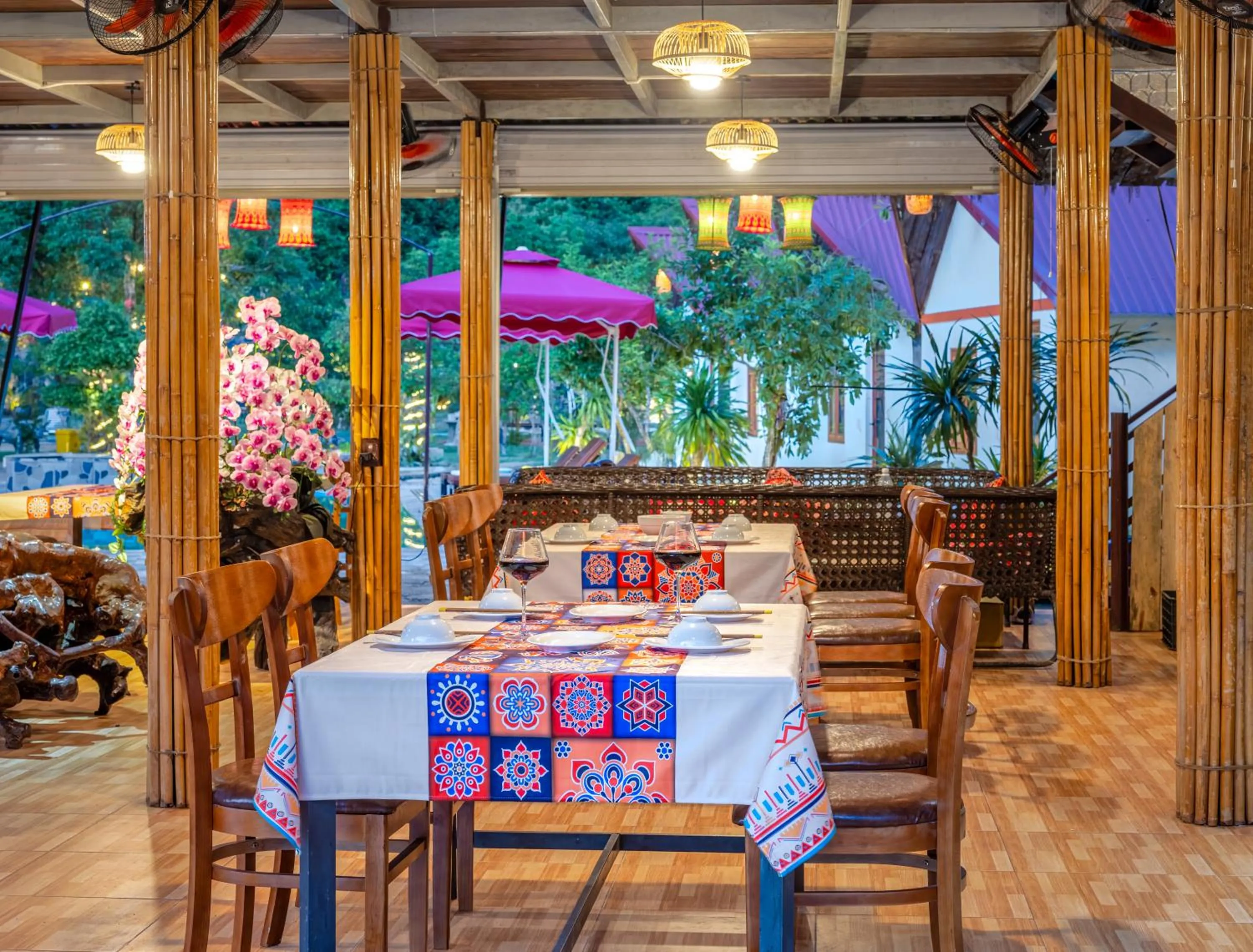 Restaurant/places to eat in Cat Ba Serena Homestay And Swimming Pool