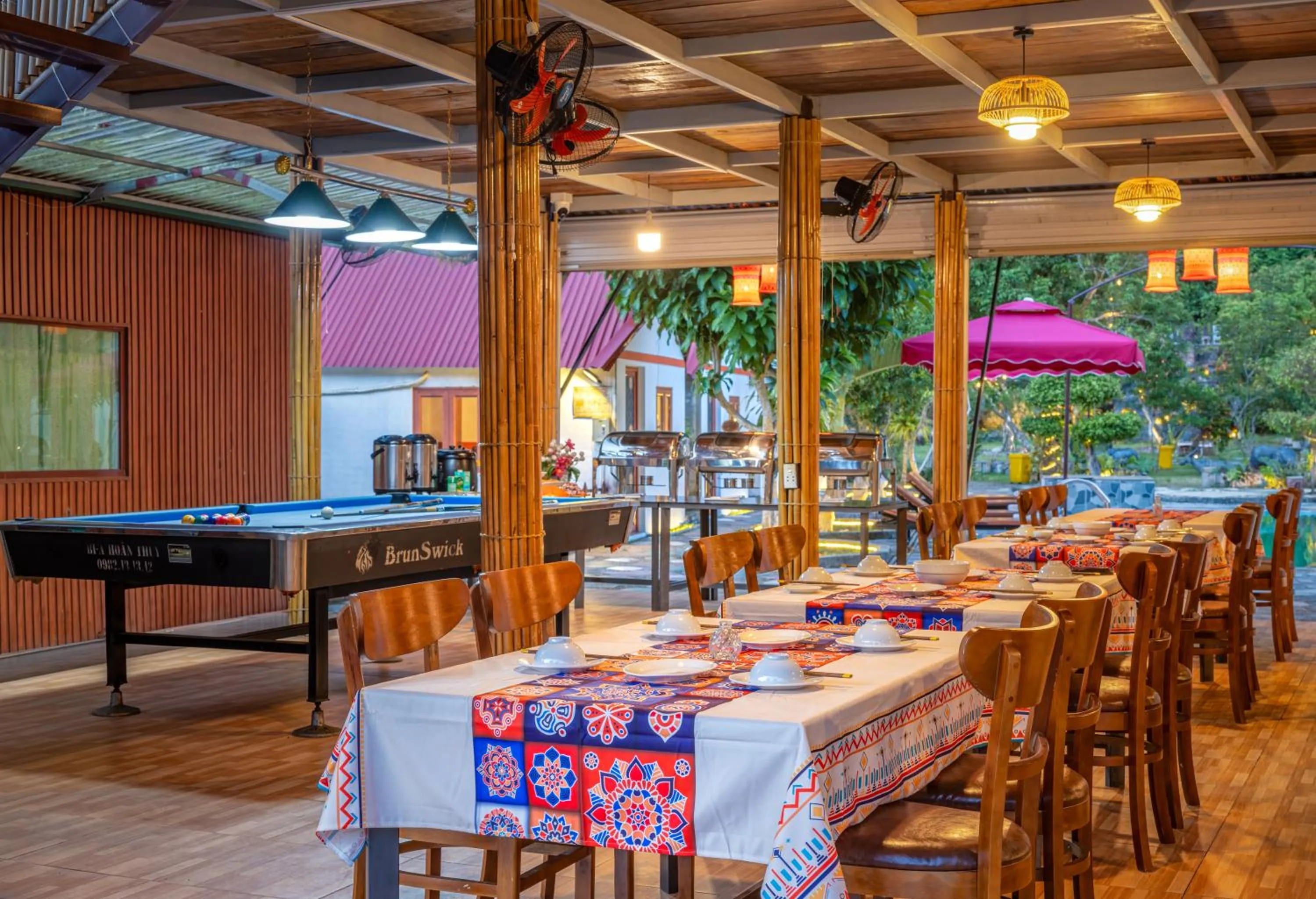 Restaurant/places to eat in Cat Ba Serena Homestay And Swimming Pool