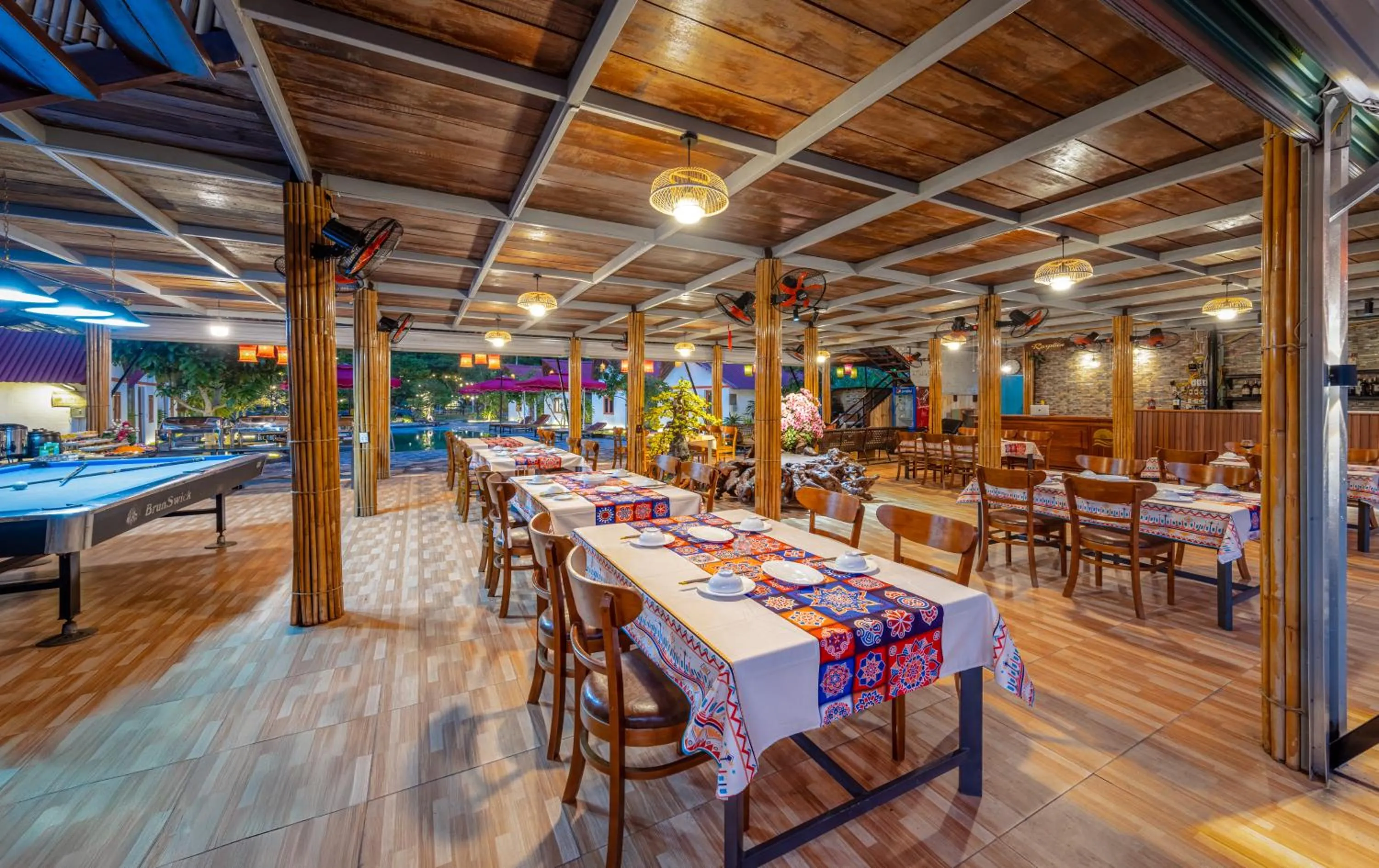 Restaurant/places to eat in Cat Ba Serena Homestay And Swimming Pool