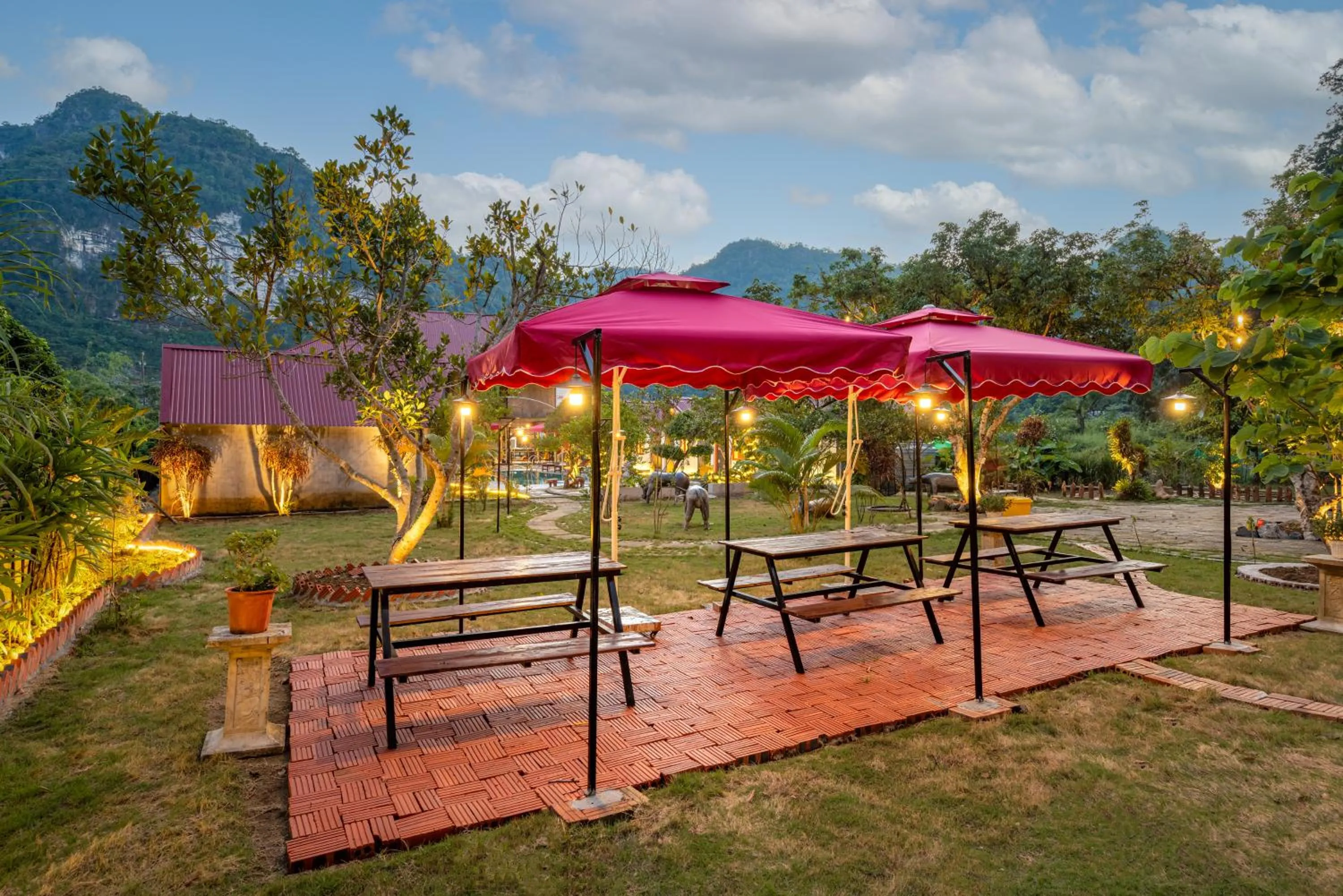 Seating area in Cat Ba Serena Homestay And Swimming Pool