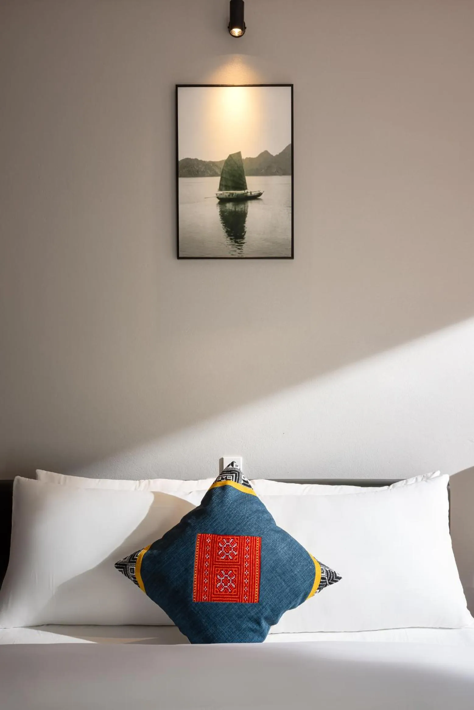 Decorative detail, Bed in Cat Ba Serena Homestay And Swimming Pool