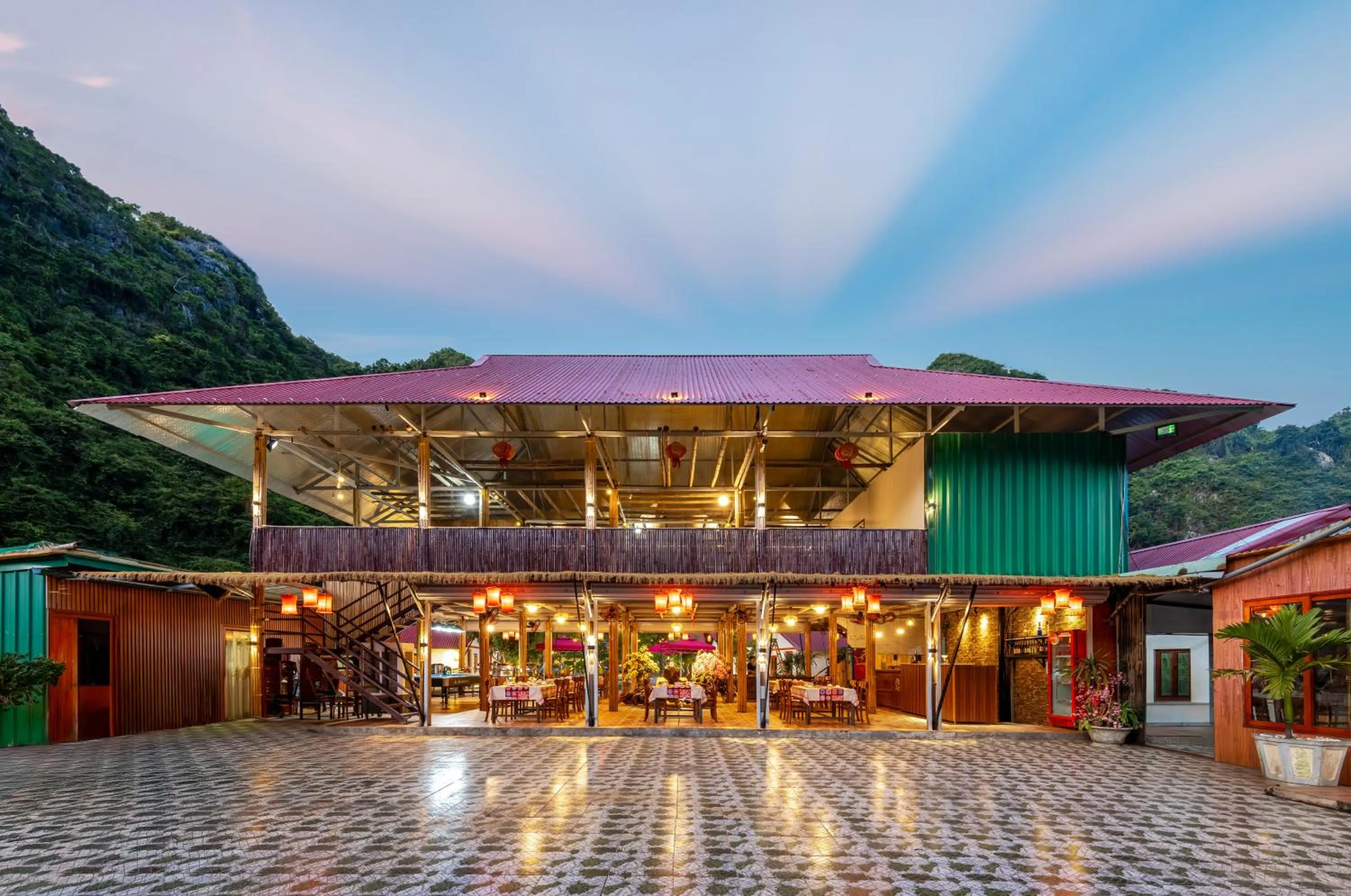 Restaurant/places to eat in Cat Ba Serena Homestay And Swimming Pool