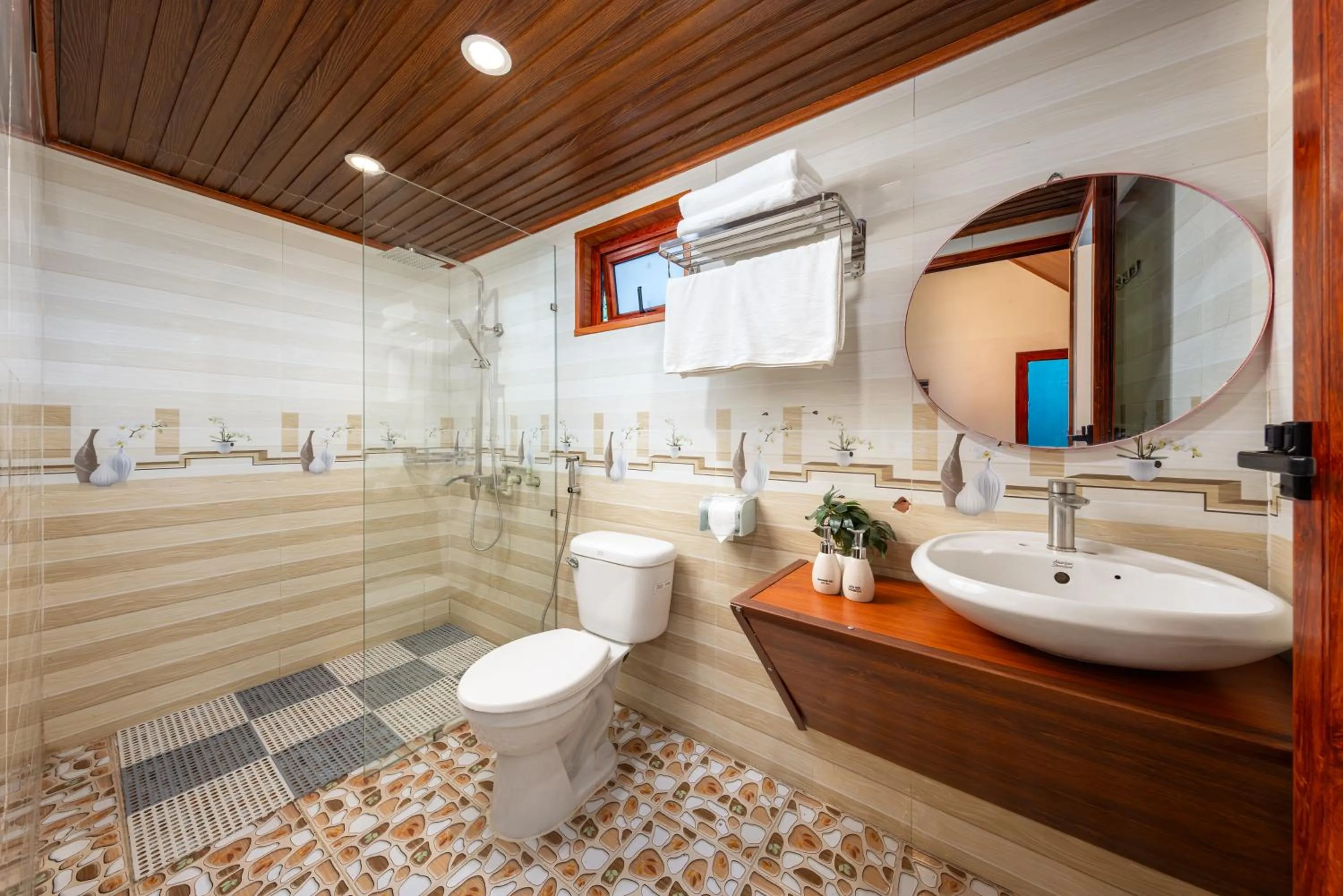 Toilet in Cat Ba Serena Homestay And Swimming Pool