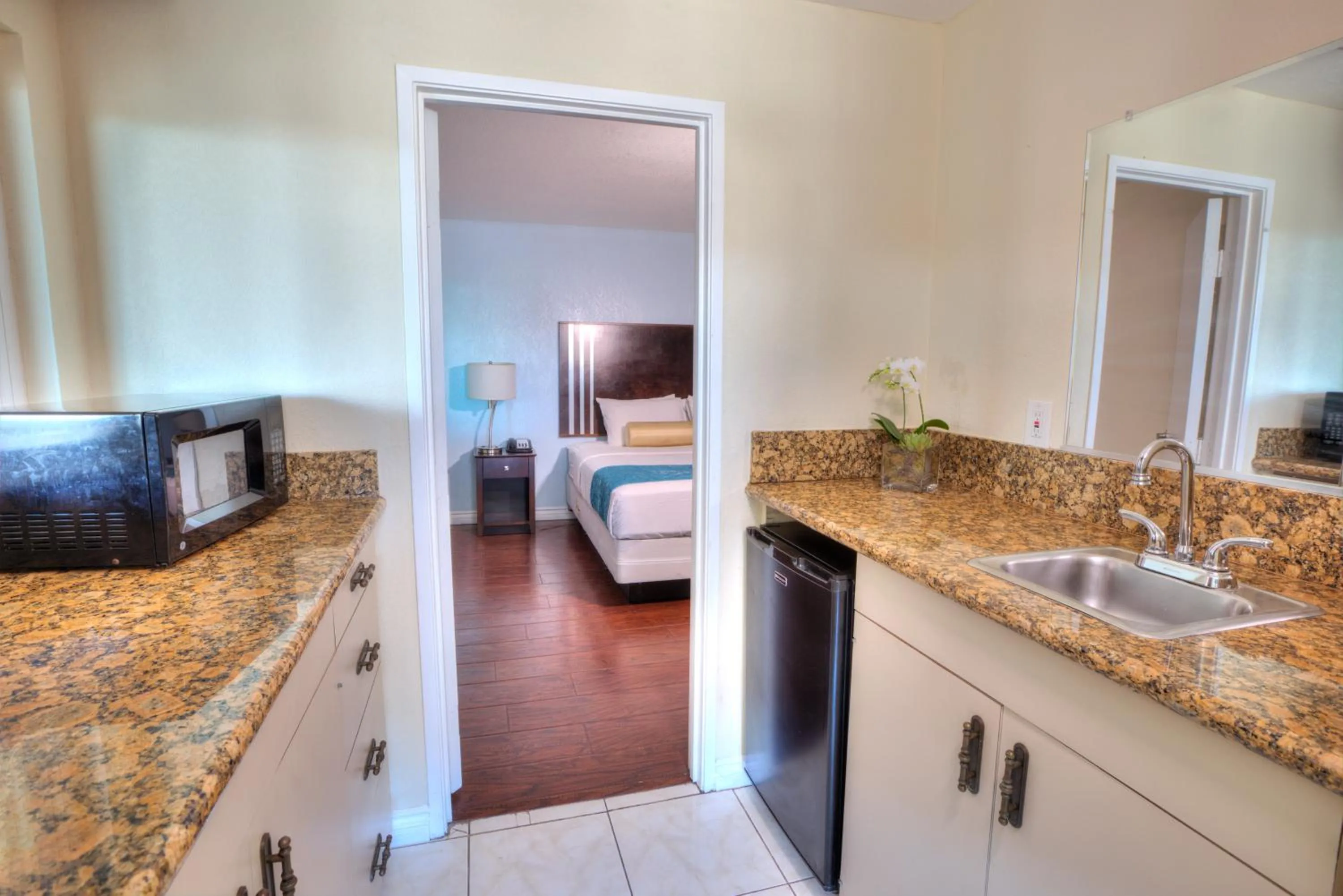Kitchen or kitchenette in Sunrise Inn San Diego