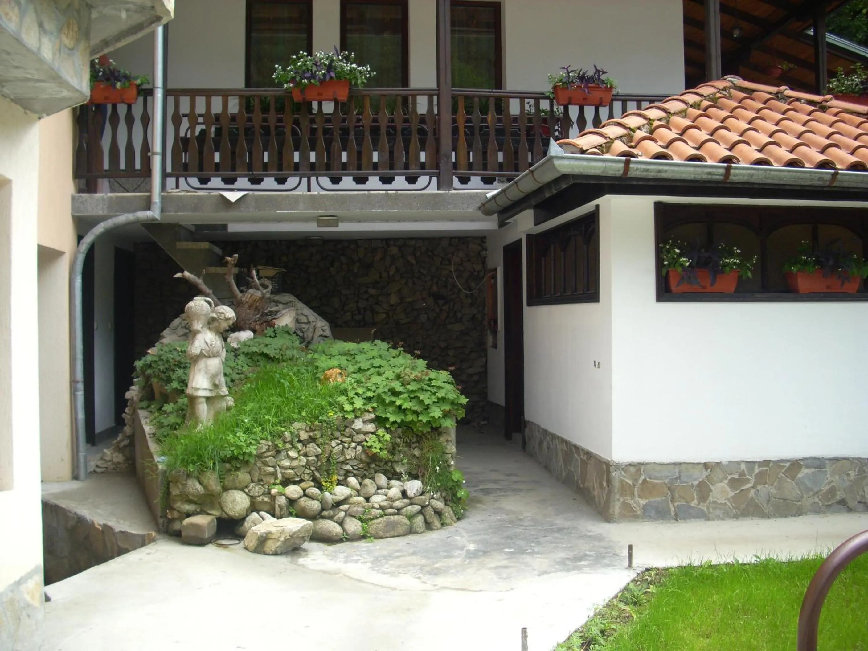 Facade/entrance in Blyan Family Hotel