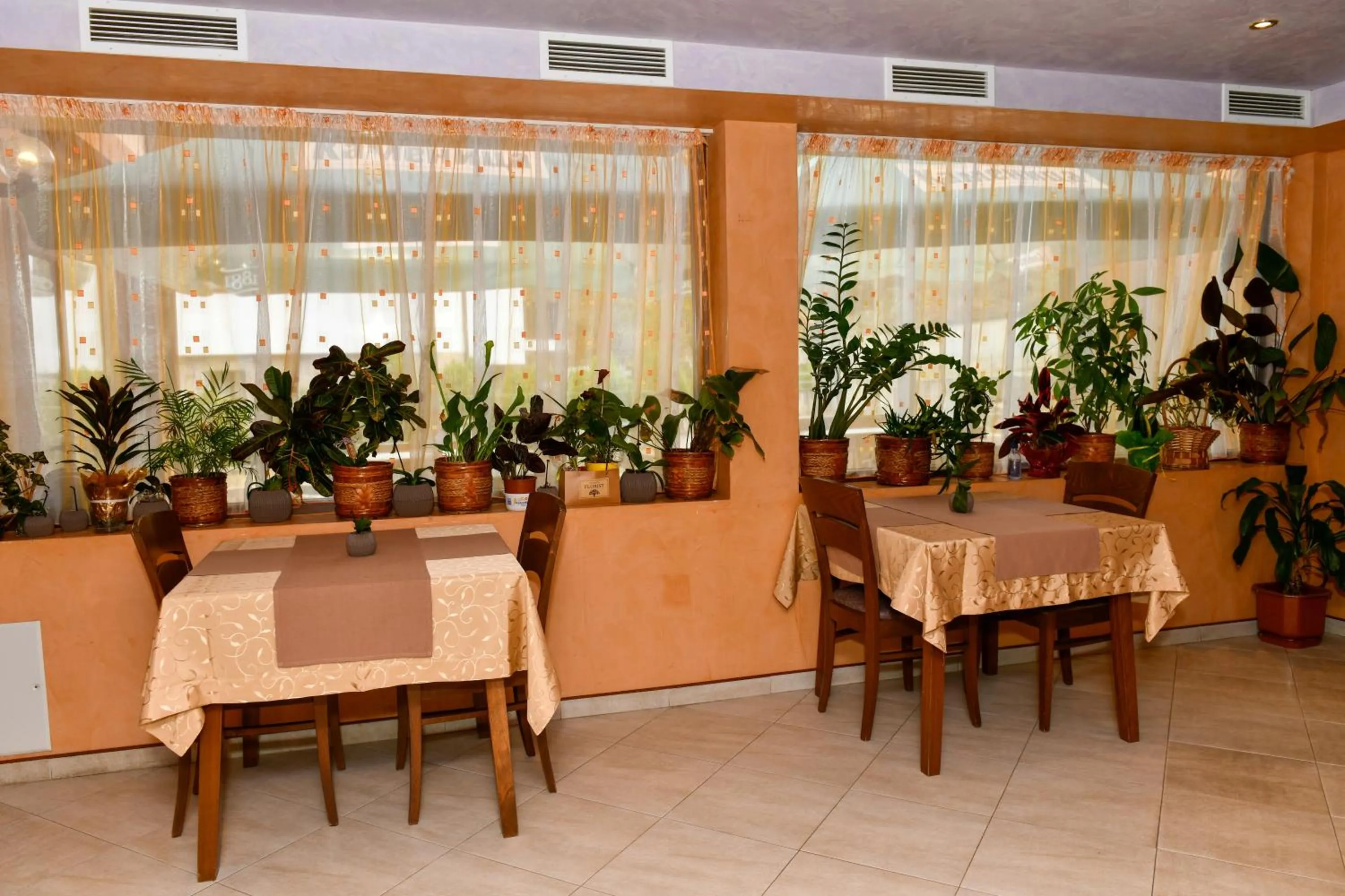 Restaurant/places to eat in Blyan Family Hotel