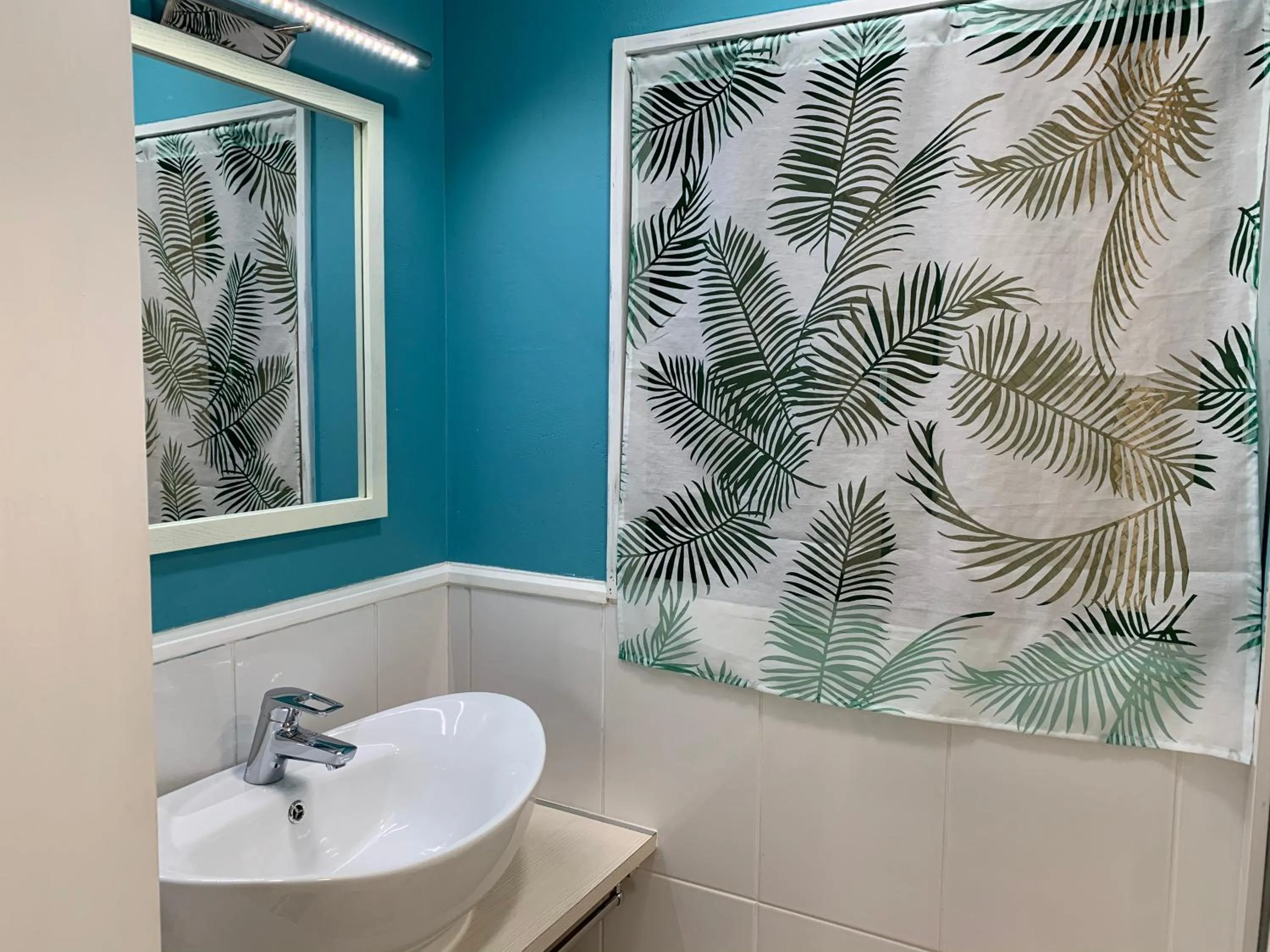 Bathroom in Maximum of 21 people can be rented in one building 3 minutes walk to Tomari Port 10 minutes drive to the airport No parking lot 30 seconds walk from paid parking lot warayunso port city May