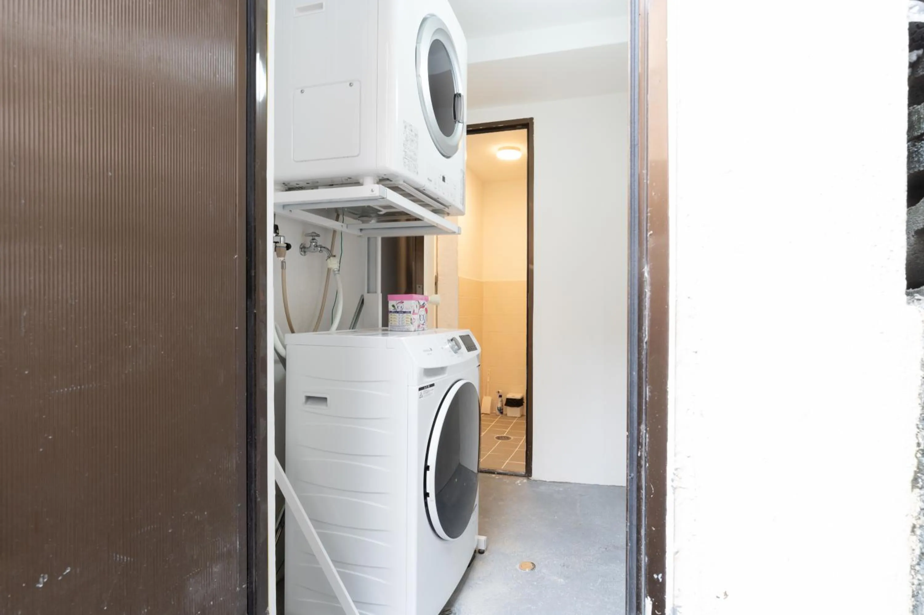 Bathroom in Maximum of 21 people can be rented in one building 3 minutes walk to Tomari Port 10 minutes drive to the airport No parking lot 30 seconds walk from paid parking lot warayunso port city May