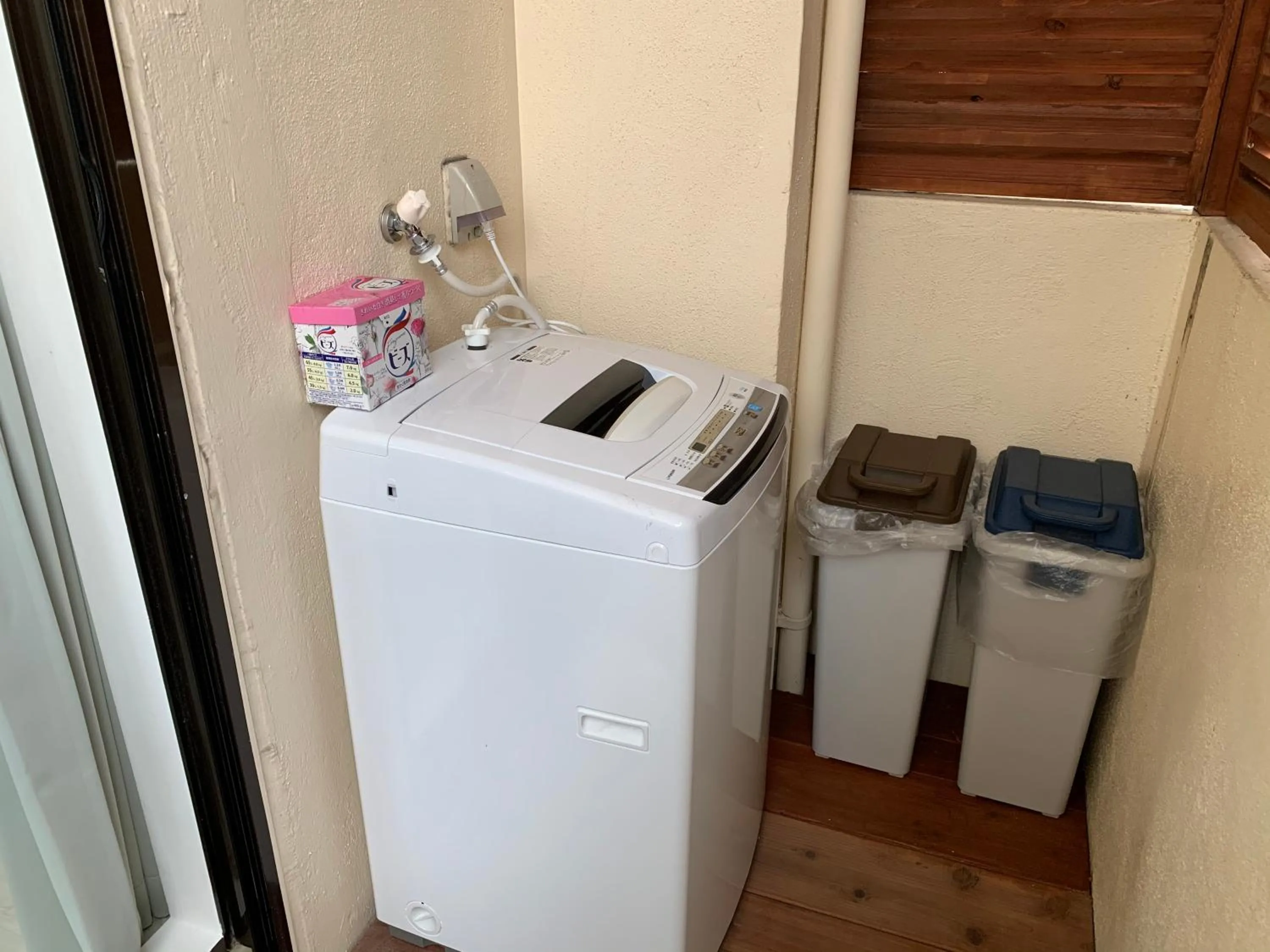 Area and facilities in Maximum of 21 people can be rented in one building 3 minutes walk to Tomari Port 10 minutes drive to the airport No parking lot 30 seconds walk from paid parking lot warayunso port city May