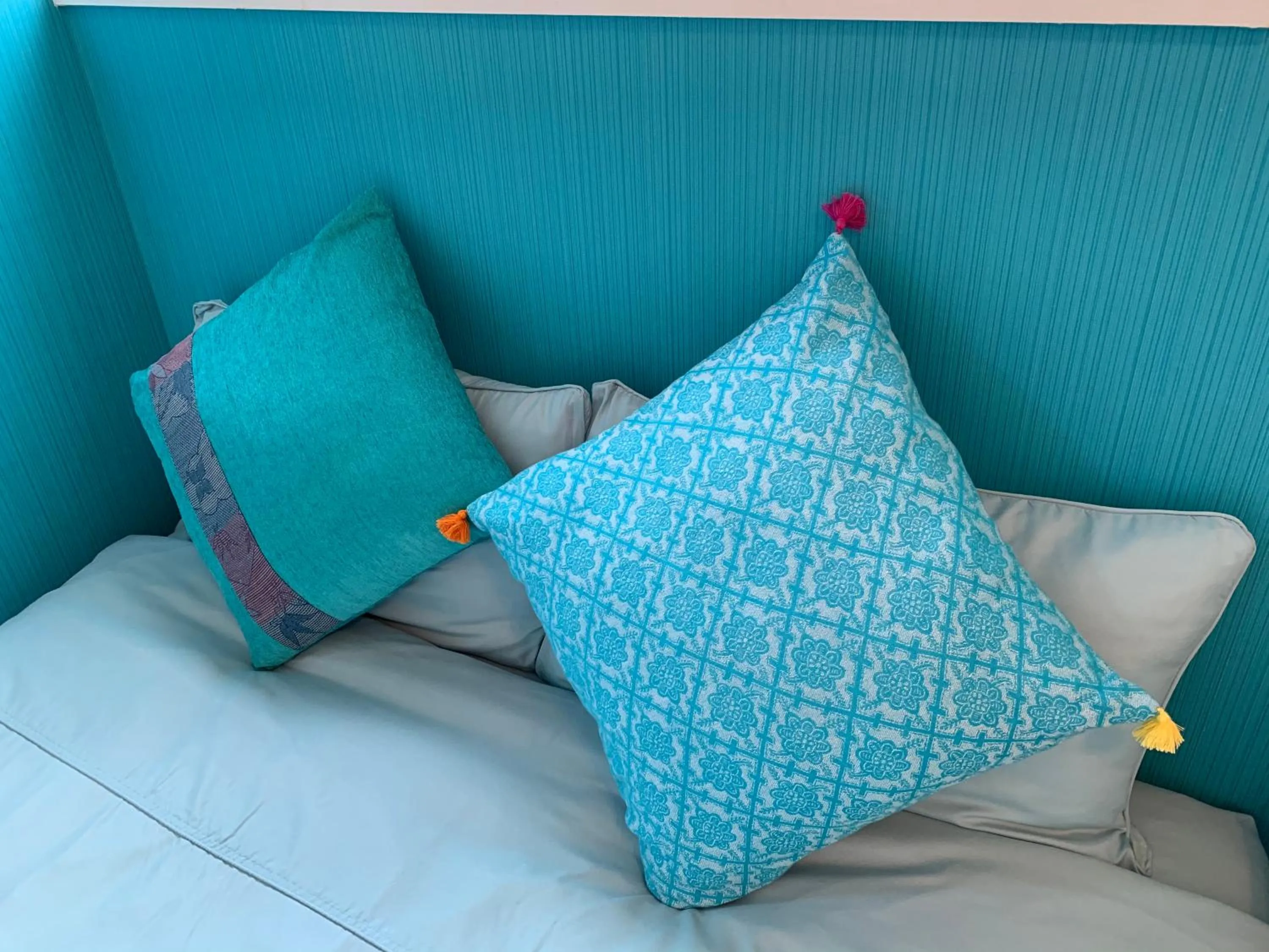 Bed in Maximum of 21 people can be rented in one building 3 minutes walk to Tomari Port 10 minutes drive to the airport No parking lot 30 seconds walk from paid parking lot warayunso port city May