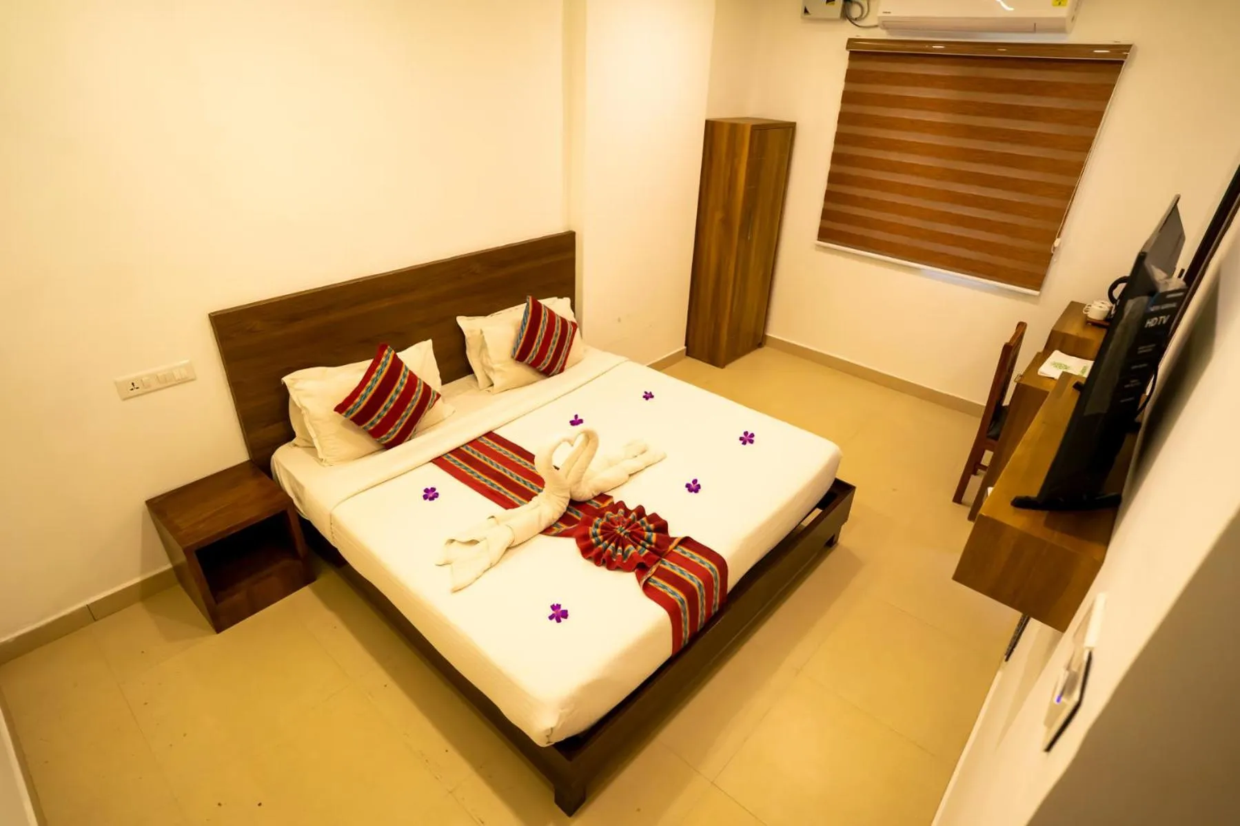 Photo of the whole room, Bed in Trivers Resort Munnar