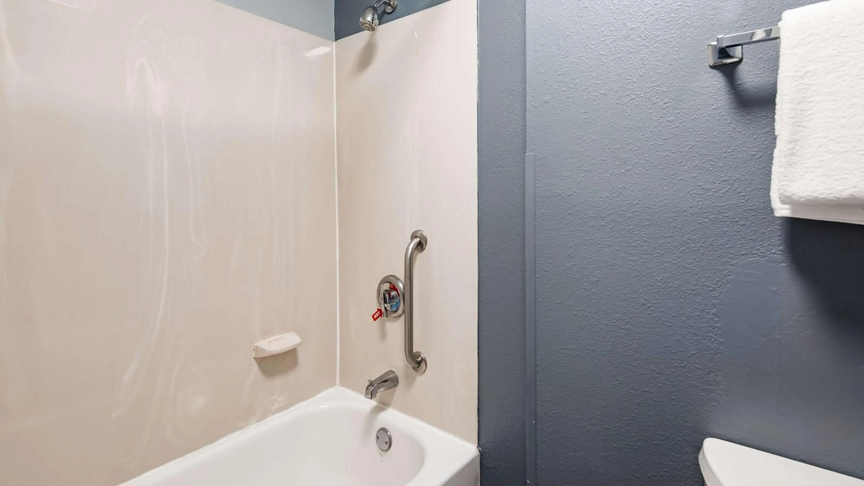 Photo of the whole room in SureStay Plus Hotel by Best Western Durham Medical Center