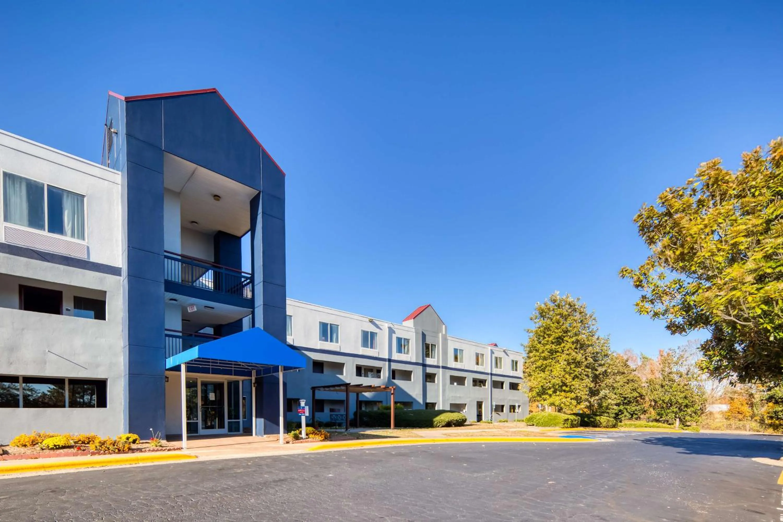 Property building in SureStay Plus Hotel by Best Western Durham Medical Center