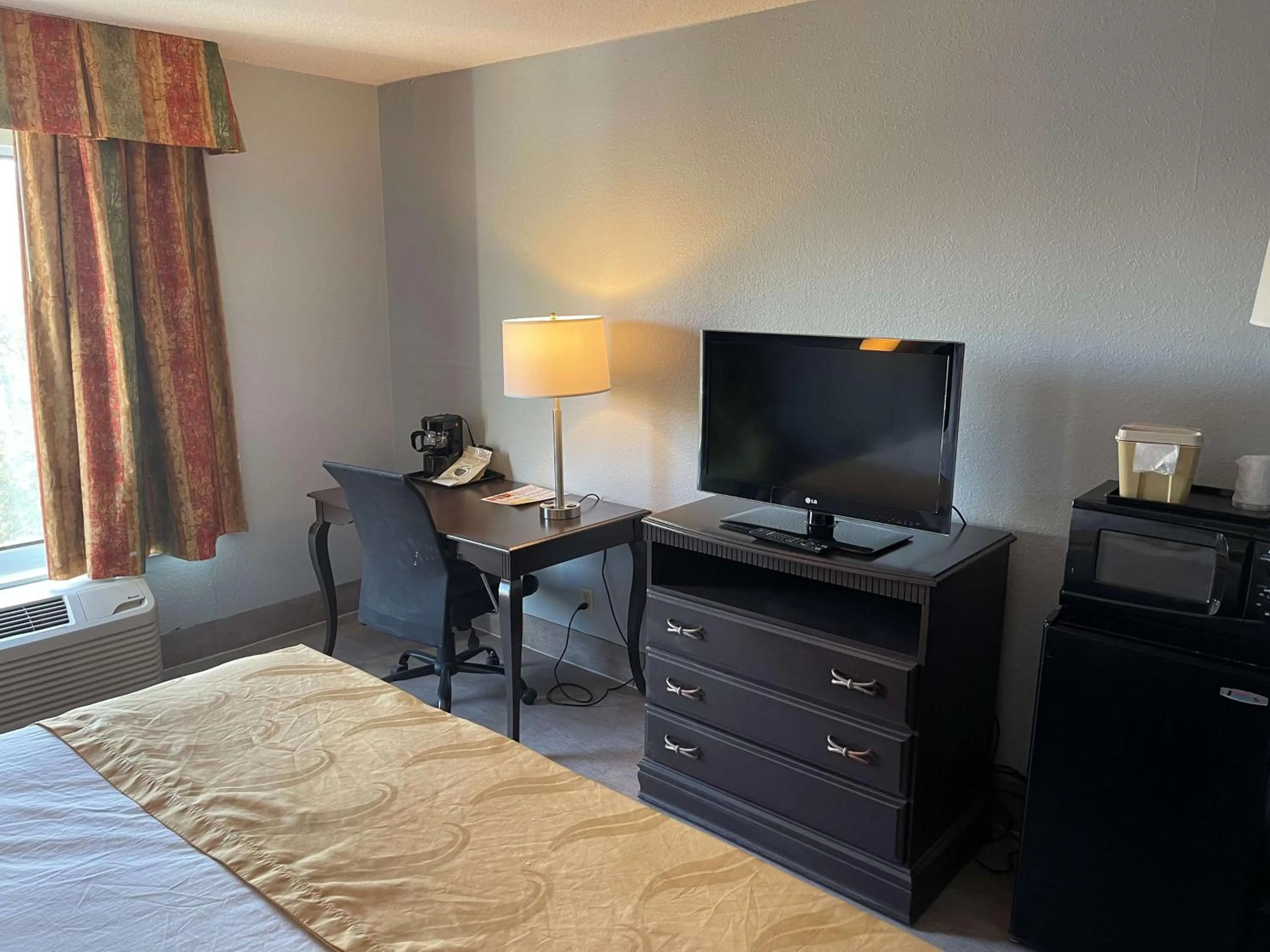 TV and multimedia, Bed in SureStay Plus Hotel by Best Western Durham Medical Center