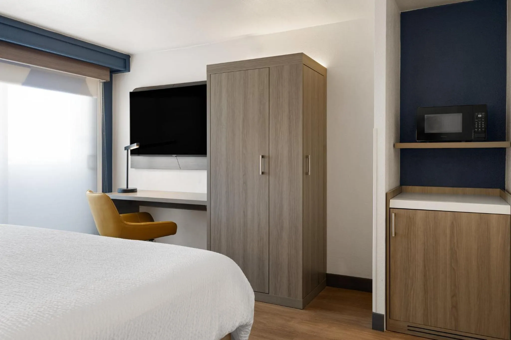 Photo of the whole room, Bed in Holiday Inn Express Denver Central - North