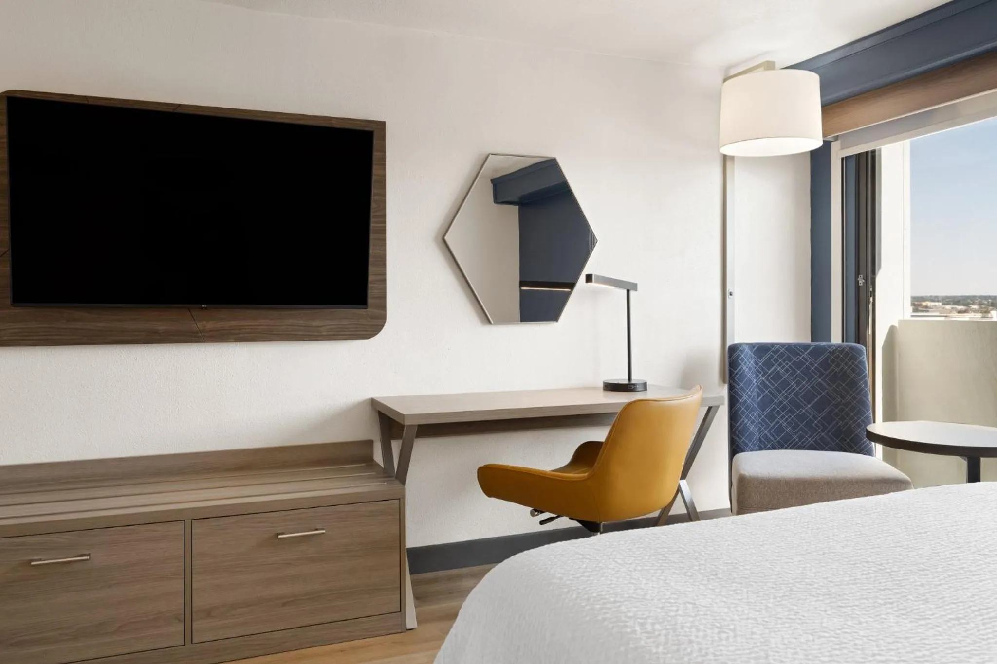 Photo of the whole room, Bed in Holiday Inn Express Denver Central - North