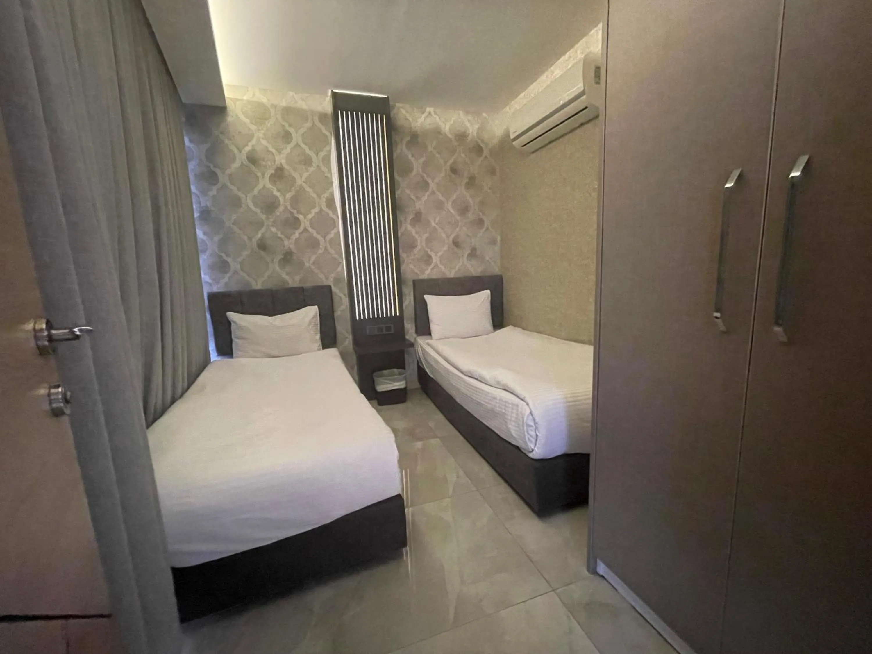 Bedroom, Bed in Le Luxe Suites Hotel