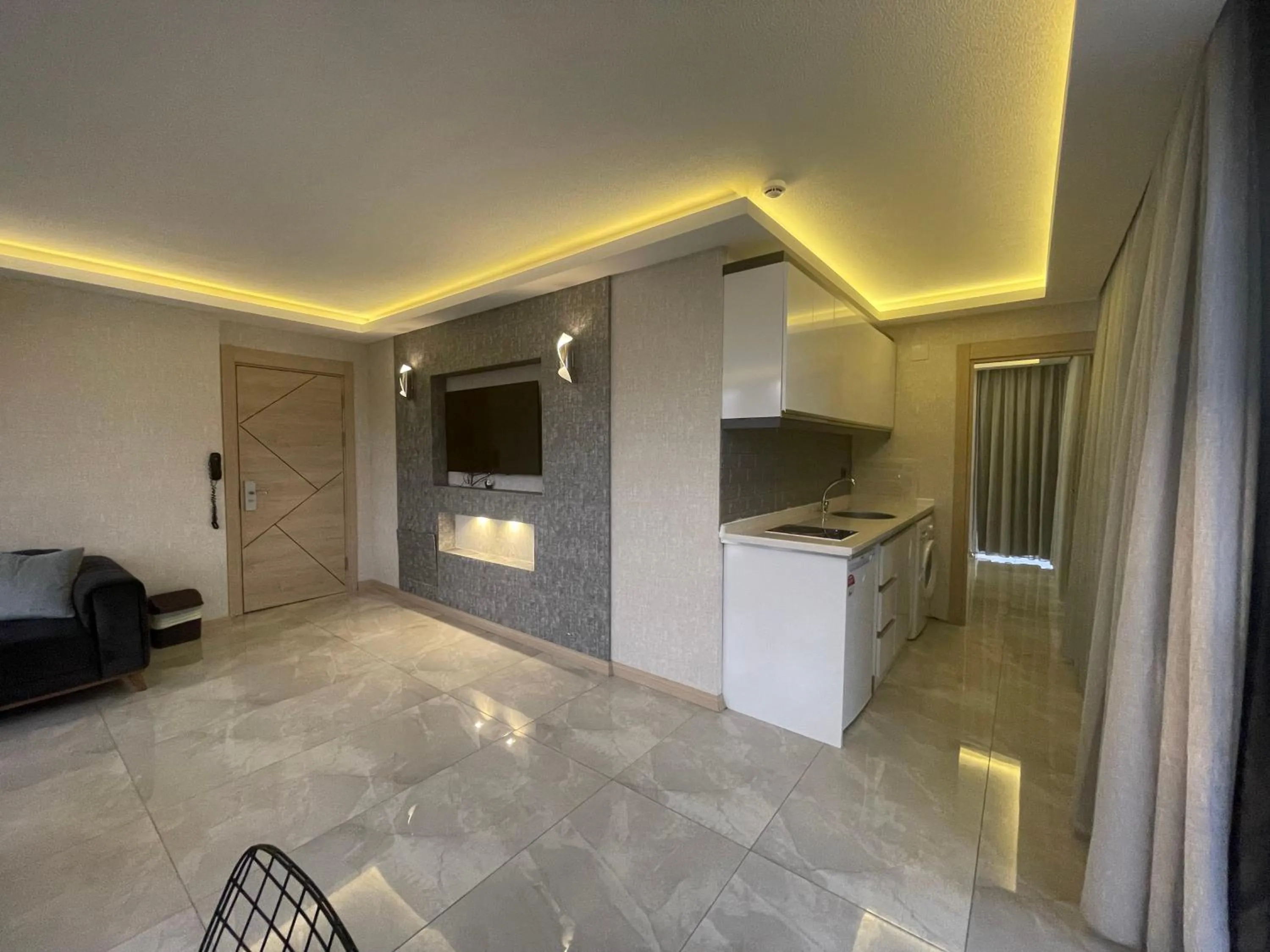 TV and multimedia in Le Luxe Suites Hotel