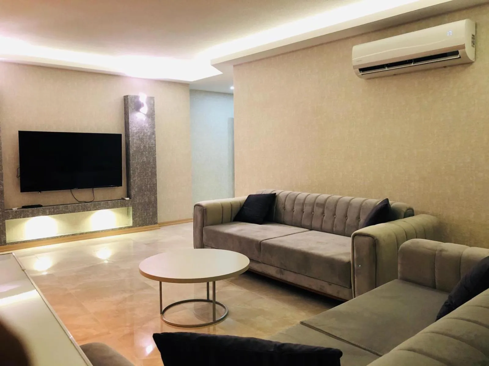 TV and multimedia in Le Luxe Suites Hotel