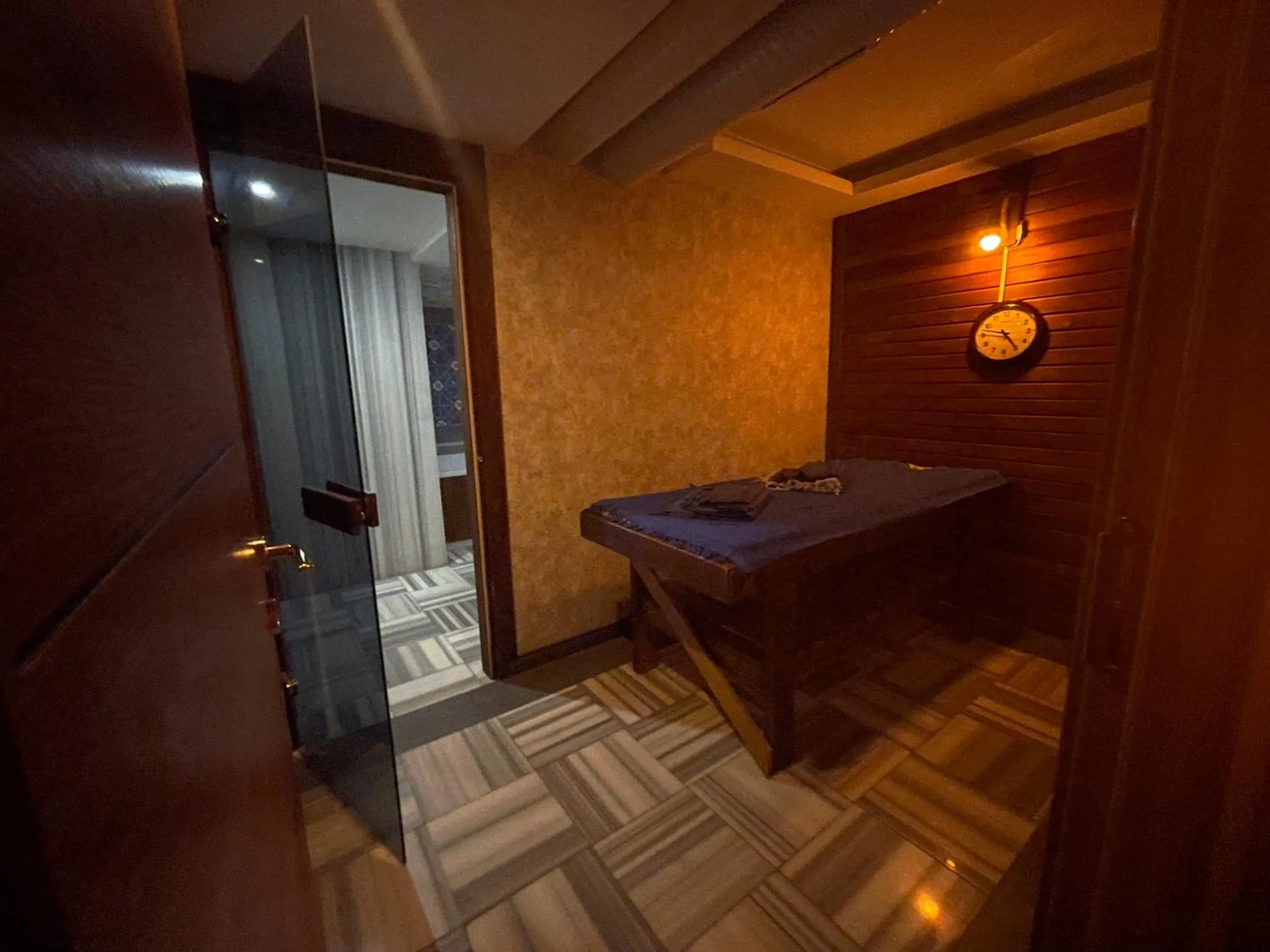 Massage, Bed in Le Luxe Suites Hotel