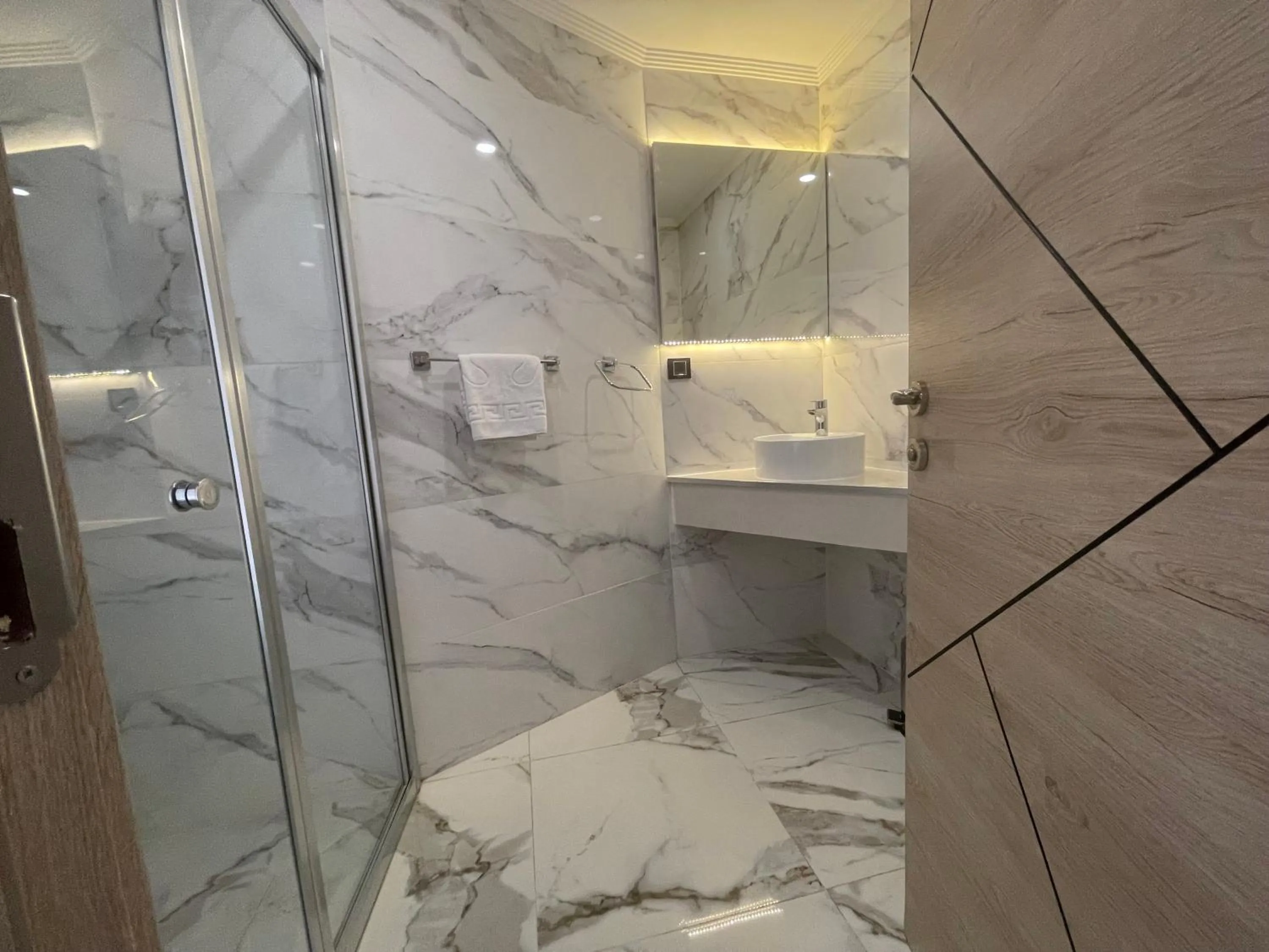 Bathroom in Le Luxe Suites Hotel