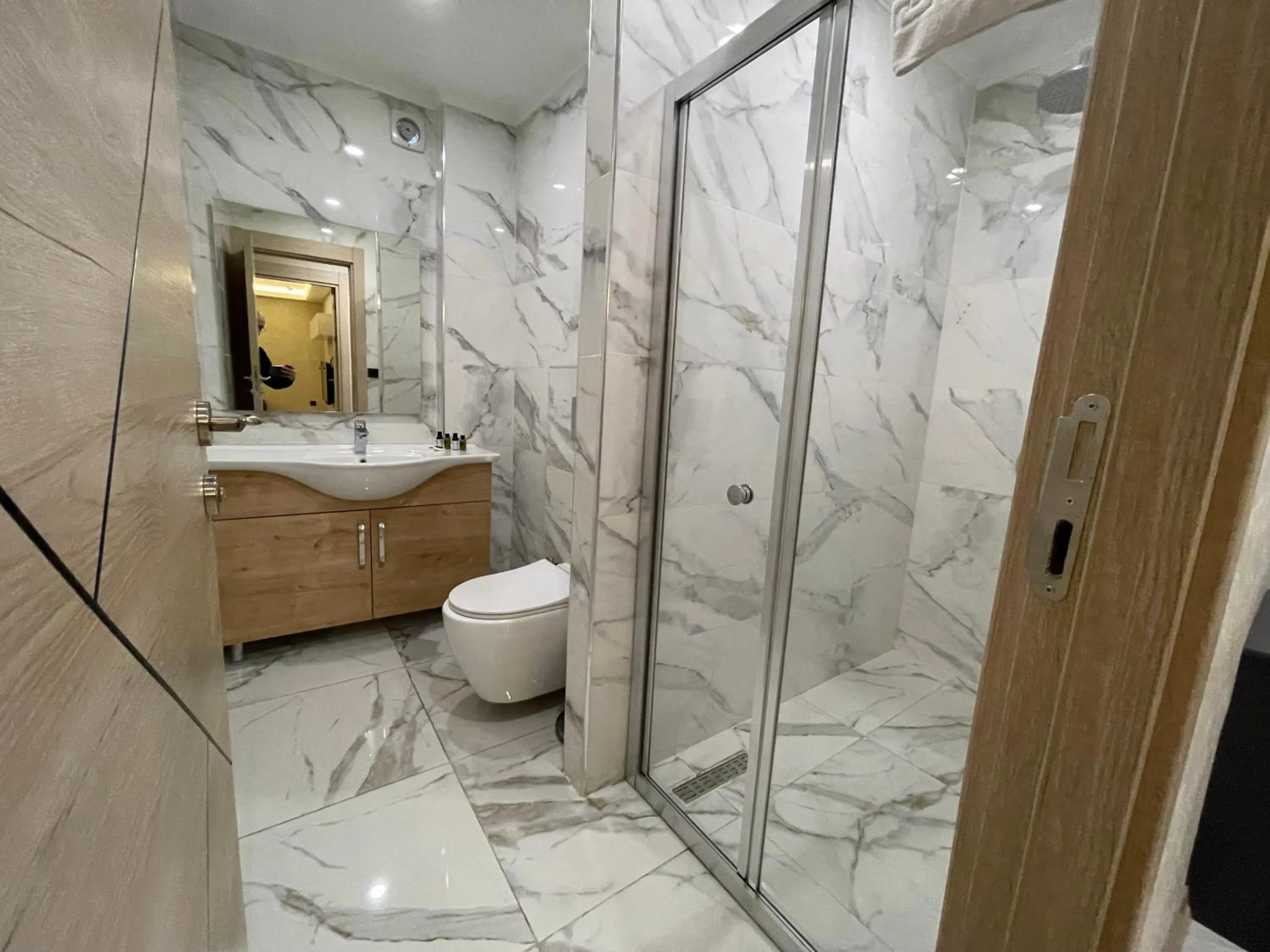 Bathroom in Le Luxe Suites Hotel