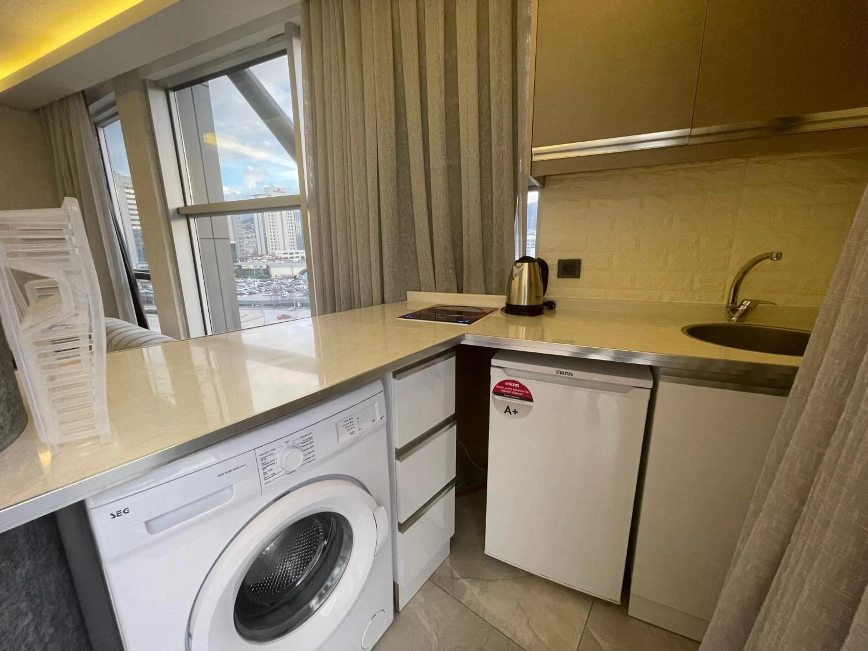 Kitchen or kitchenette in Le Luxe Suites Hotel