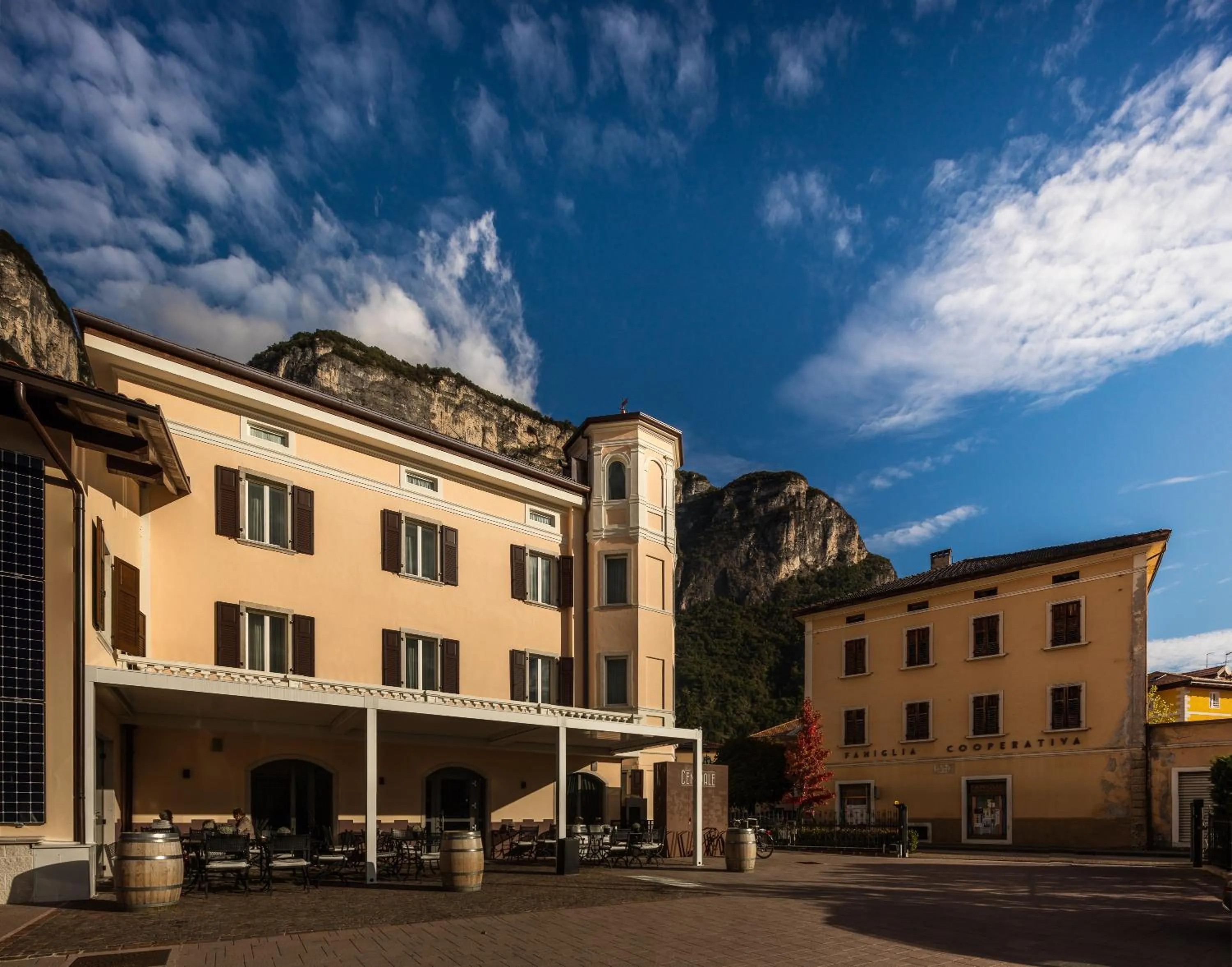 Inner courtyard view in Albergo Caffe Centrale