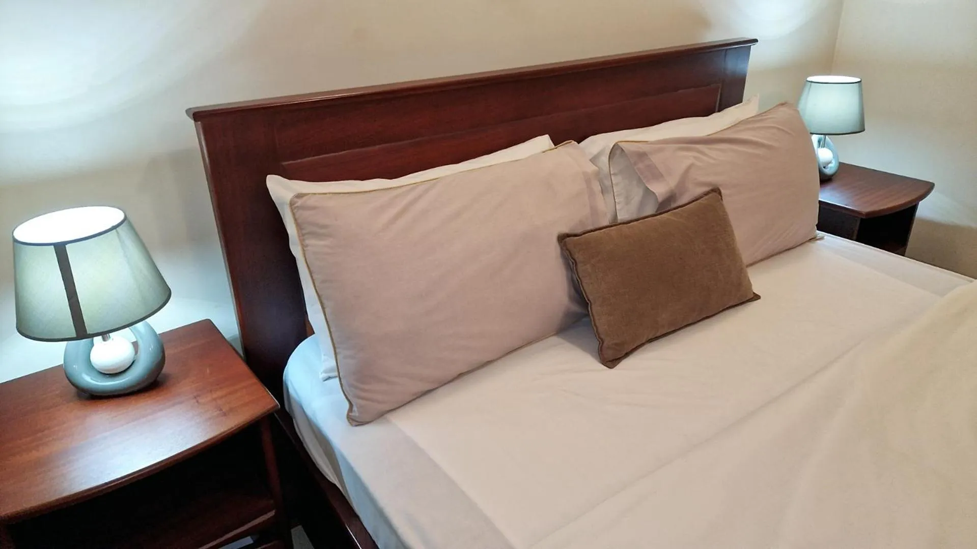 Bedroom, Bed in Eric Wilkins Apartments