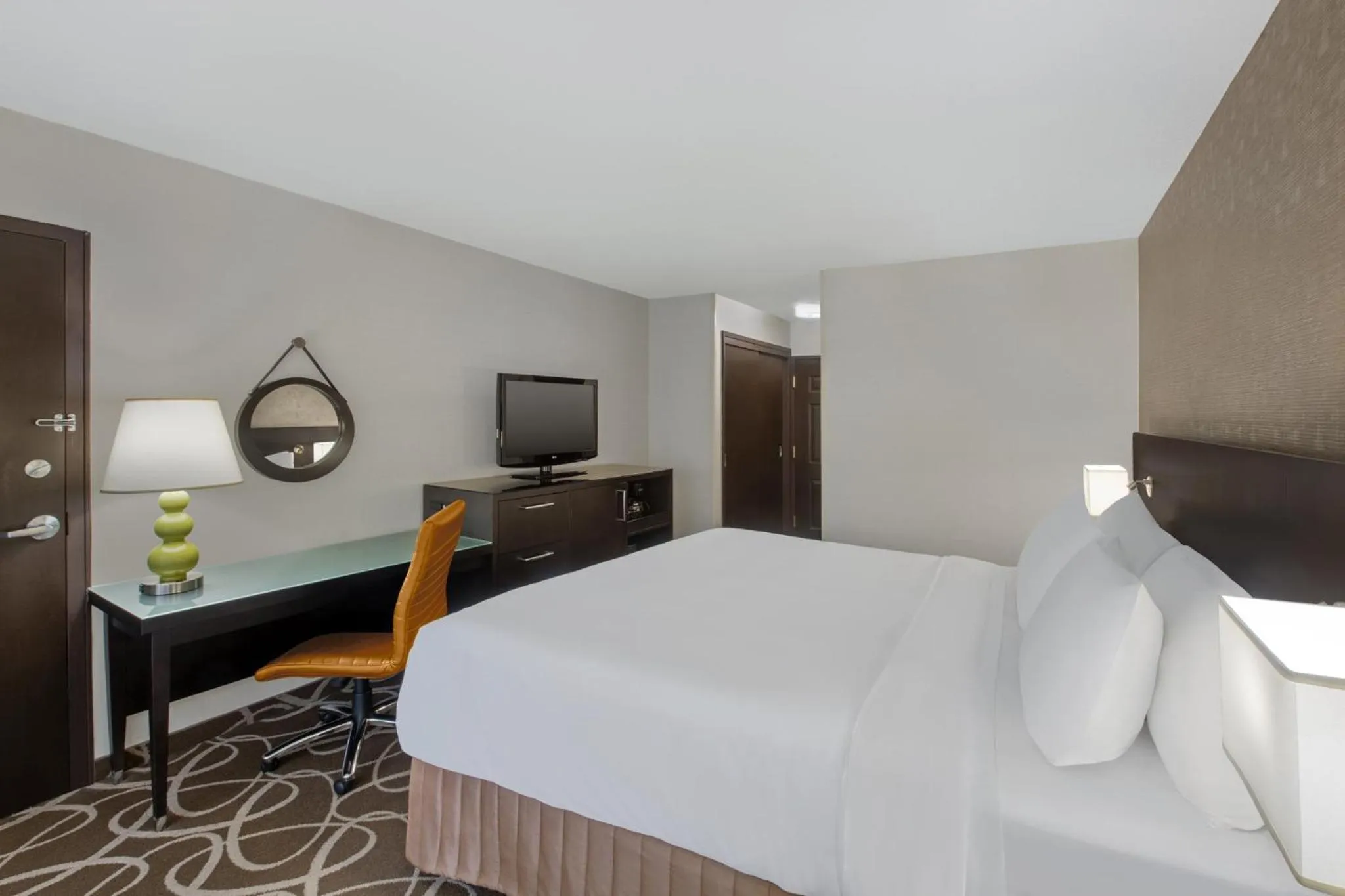 Photo of the whole room, Bed in Crowne Plaza Kitchener-Waterloo by IHG
