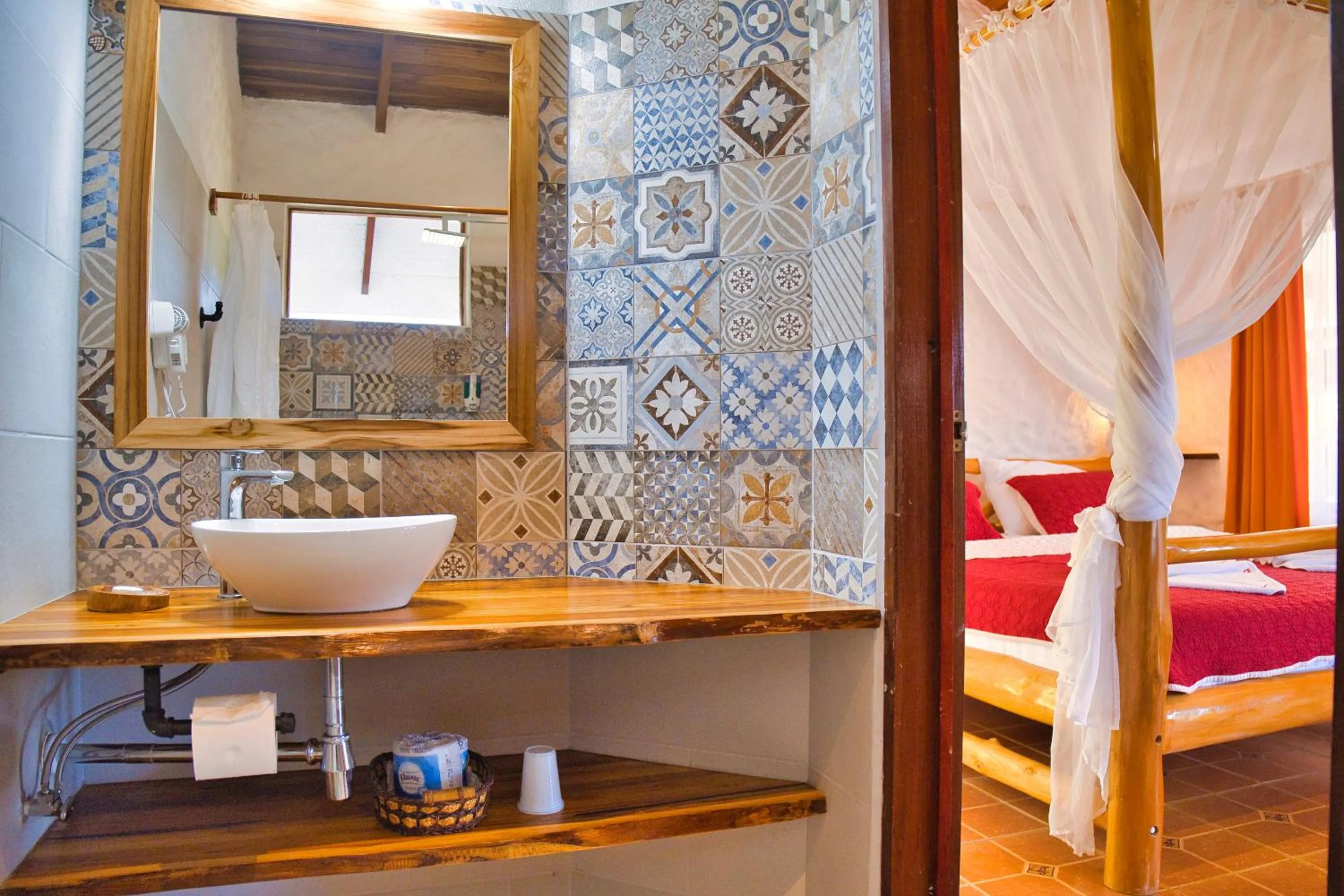 Bathroom, Bed in Samara Pacific Lodge