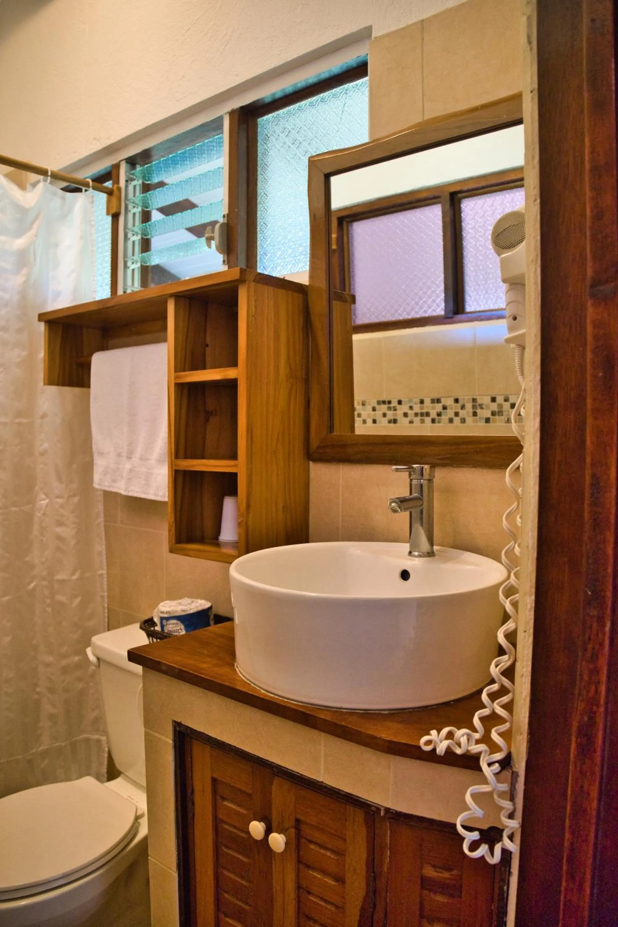 Toilet in Samara Pacific Lodge