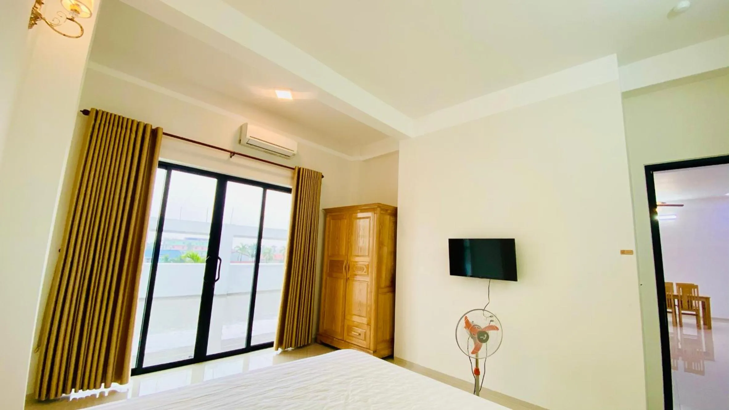 Photo of the whole room, Bed in Hue Classic Hotel