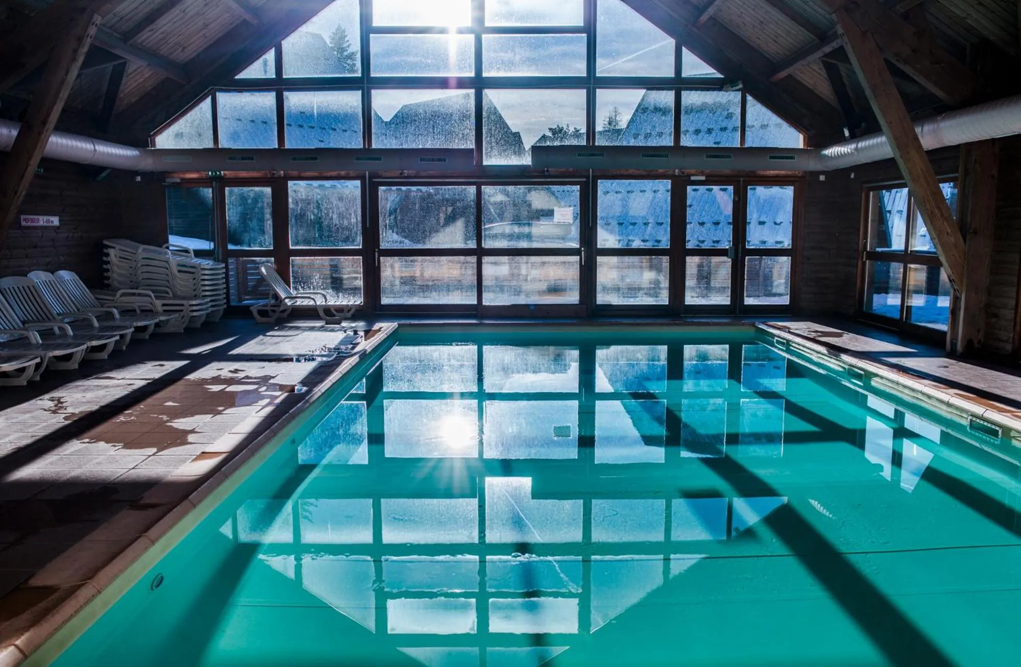 Swimming pool in Flocons du Soleil by Actisource