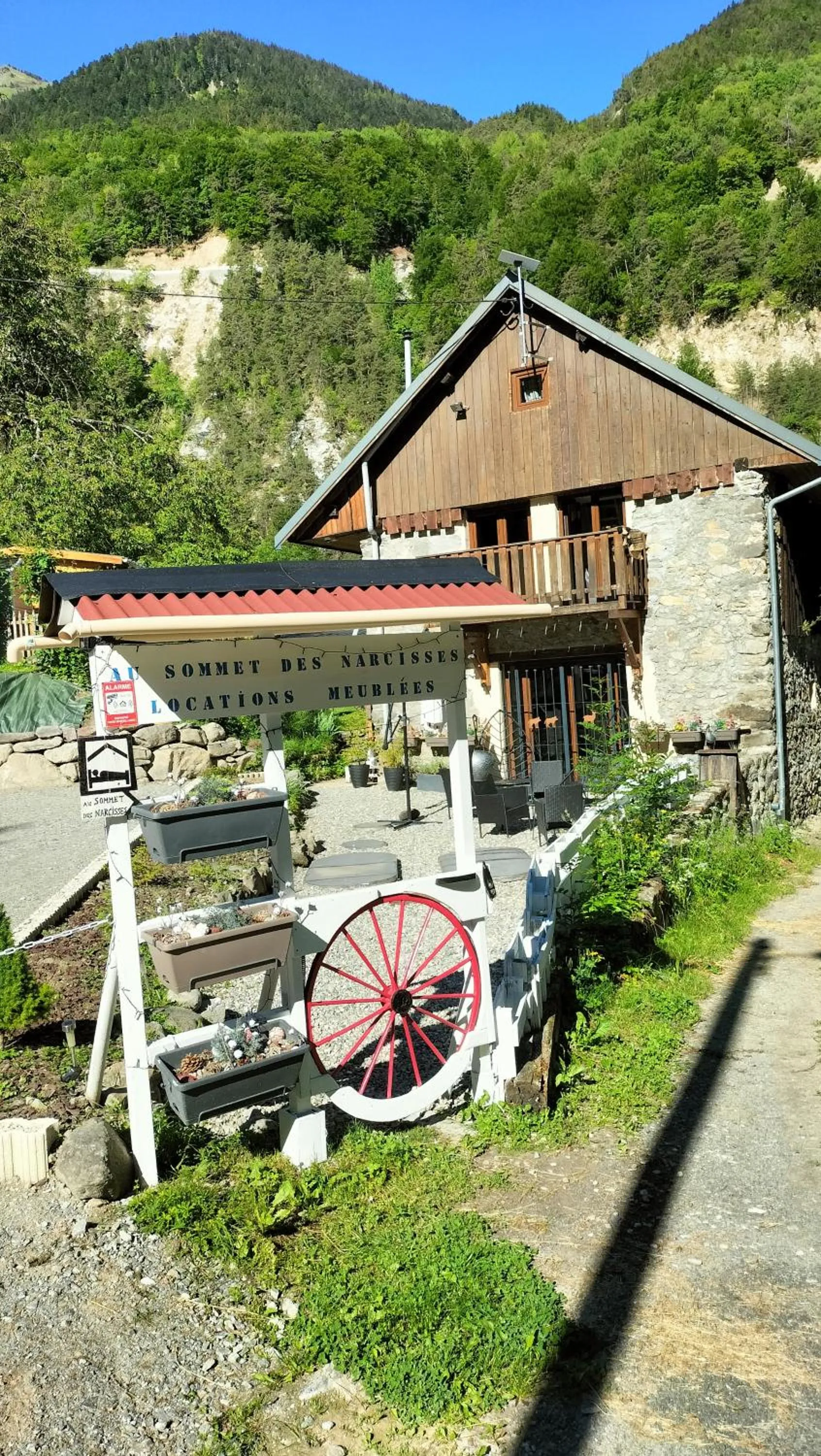 Facade/entrance in AU SOMMET DES NARCISSES