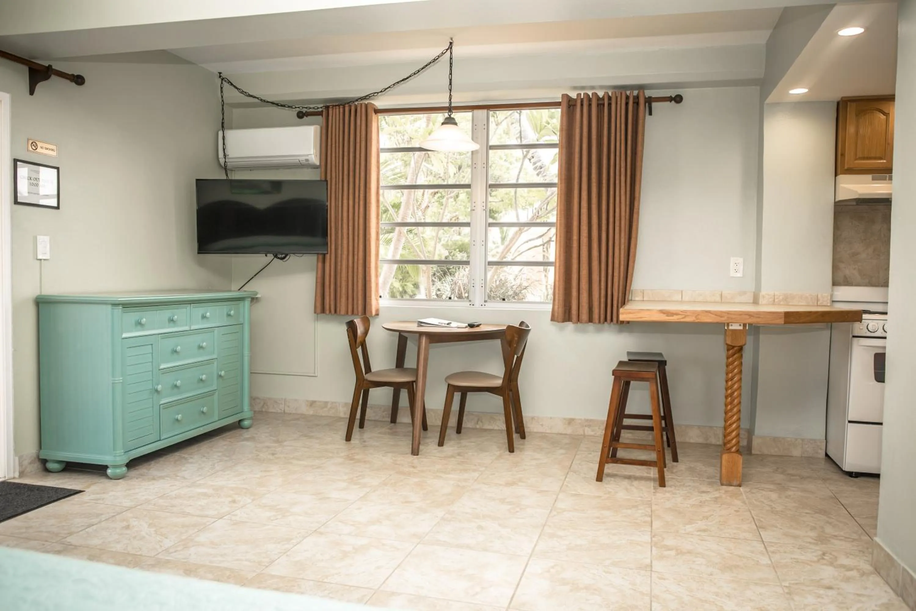 TV and multimedia in Ragged Edge Resort & Marina