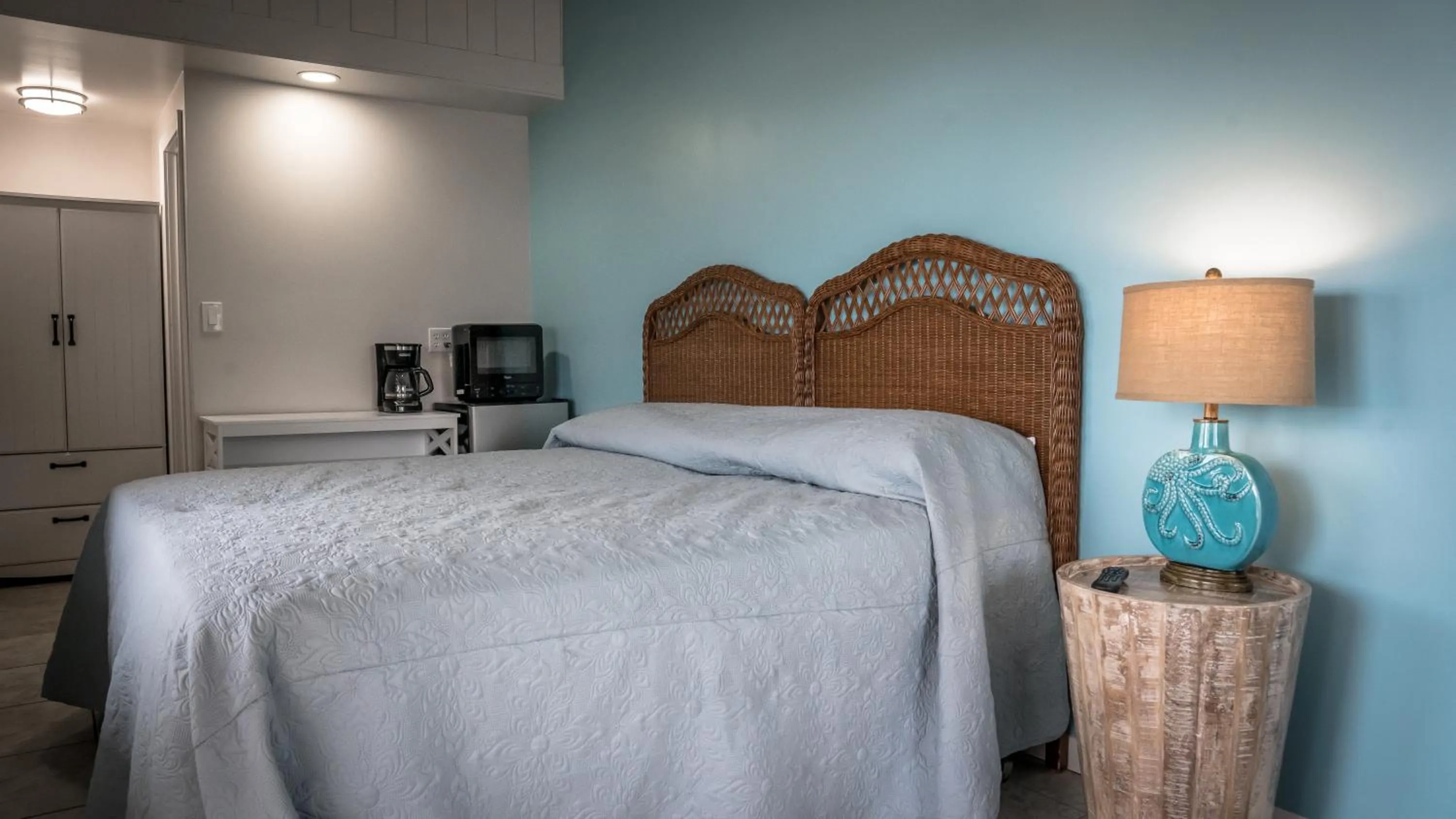 Bed in Ragged Edge Resort & Marina