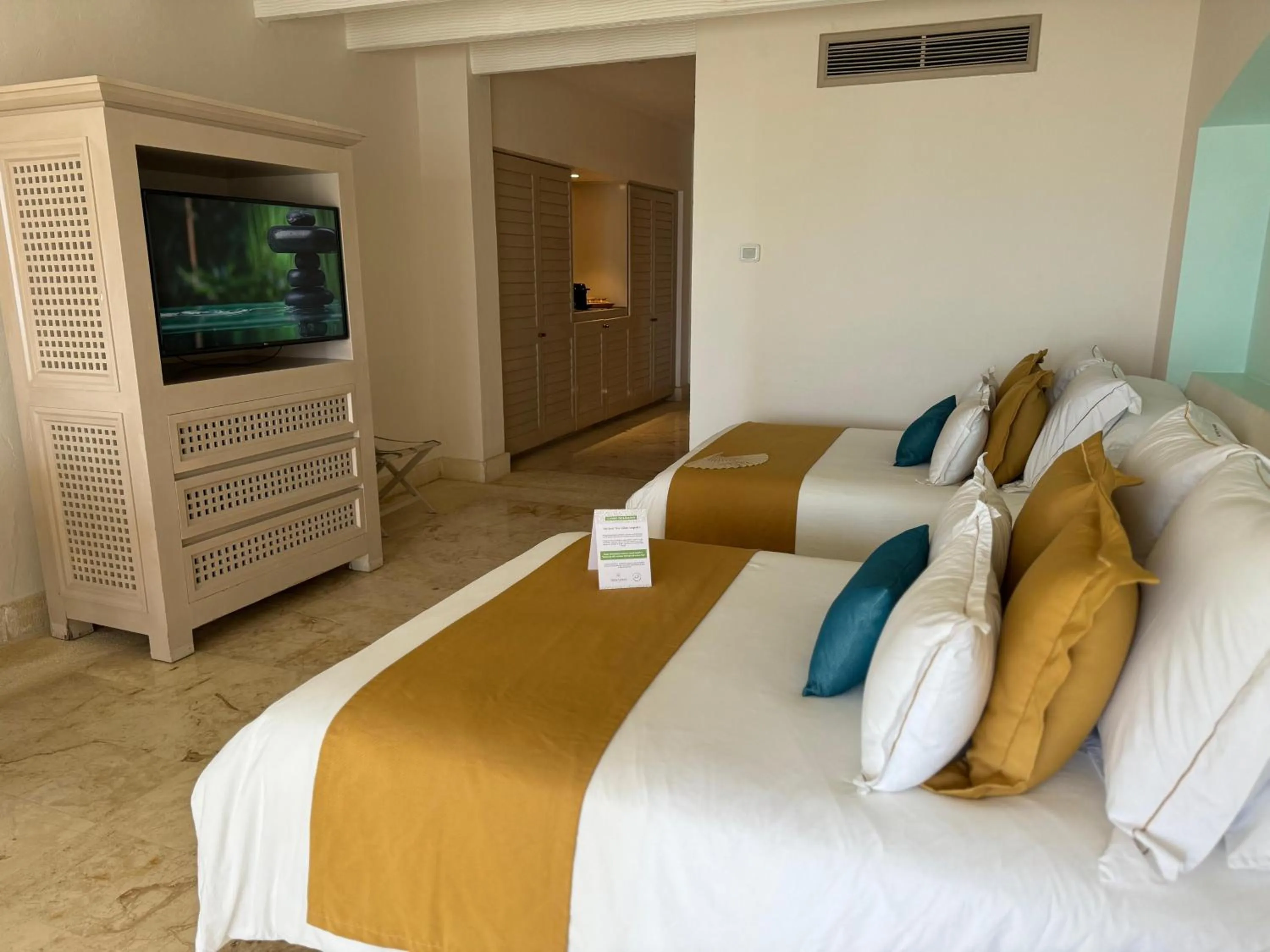 Bed in Hotel Tres Vidas Acapulco