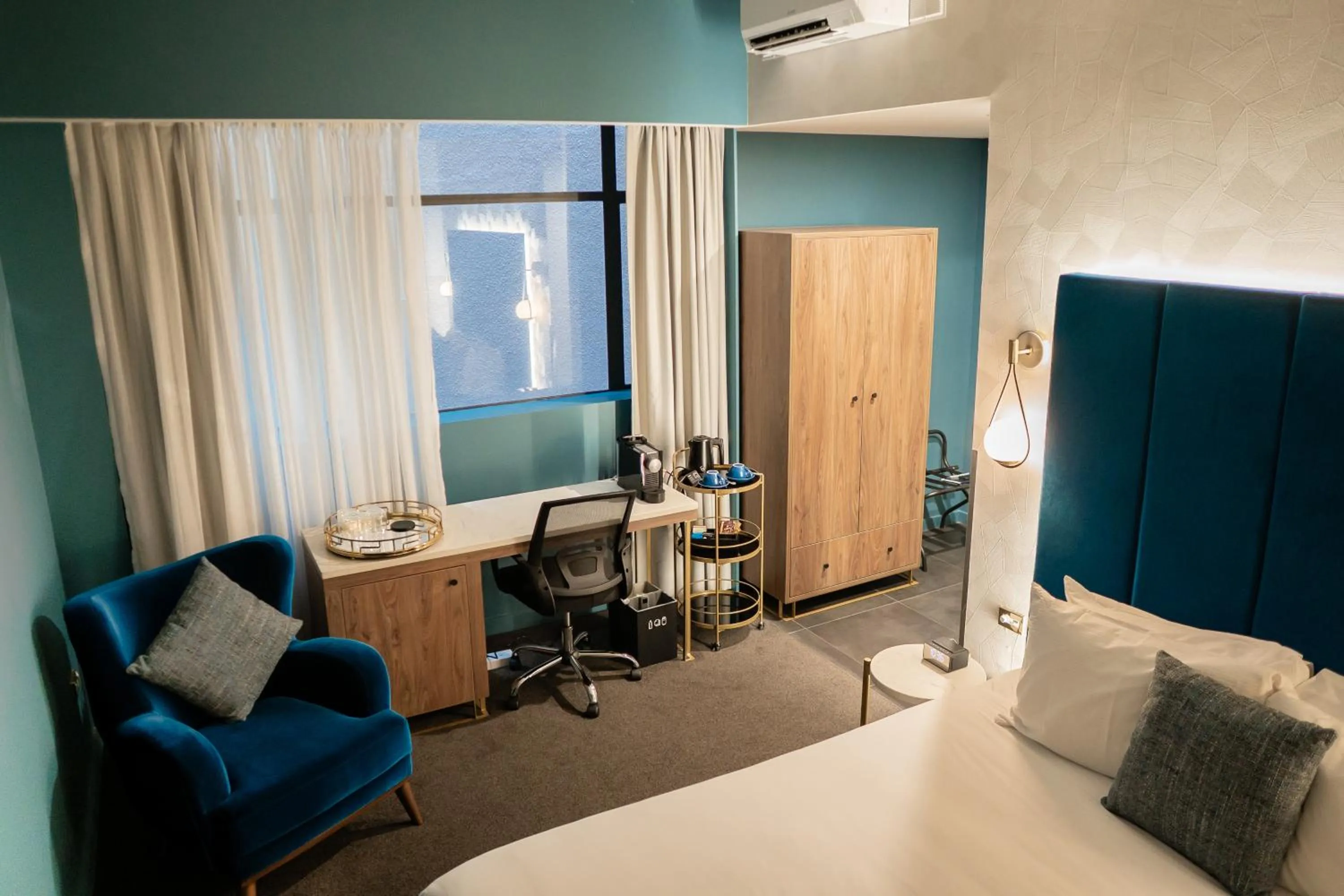 Photo of the whole room, Bed in The Muse Christchurch Art Hotel