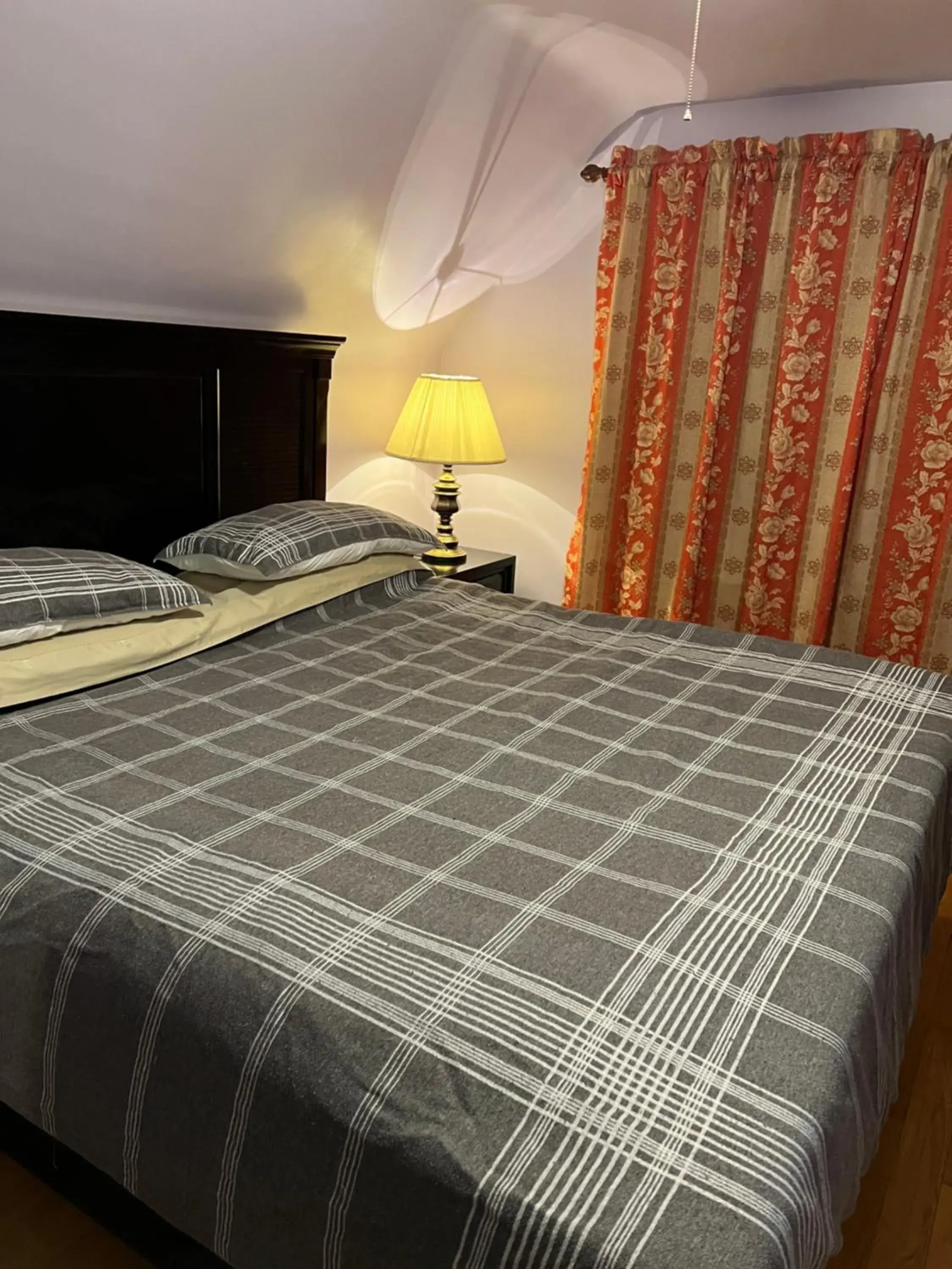 King Room in Comfort Home Toronto King Room in Comfort Home Toronto