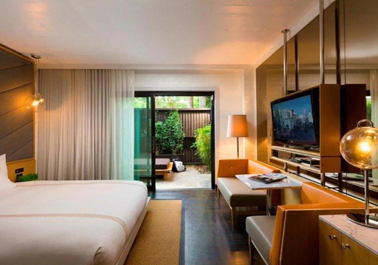 View (from property/room), Bed in The Hollywood Roosevelt