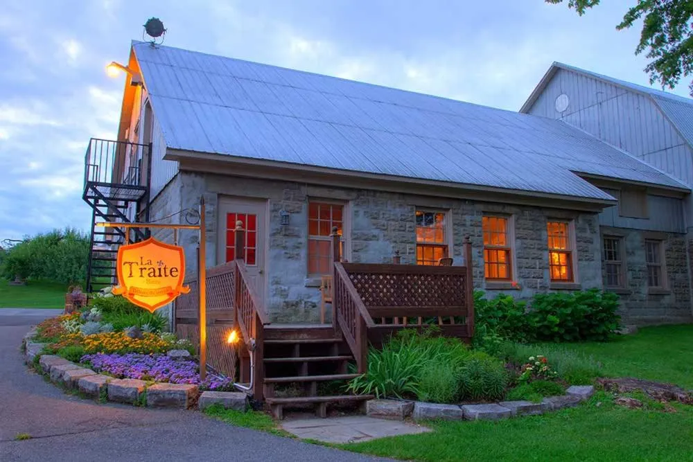 Restaurant/places to eat in Manoir d'Youville