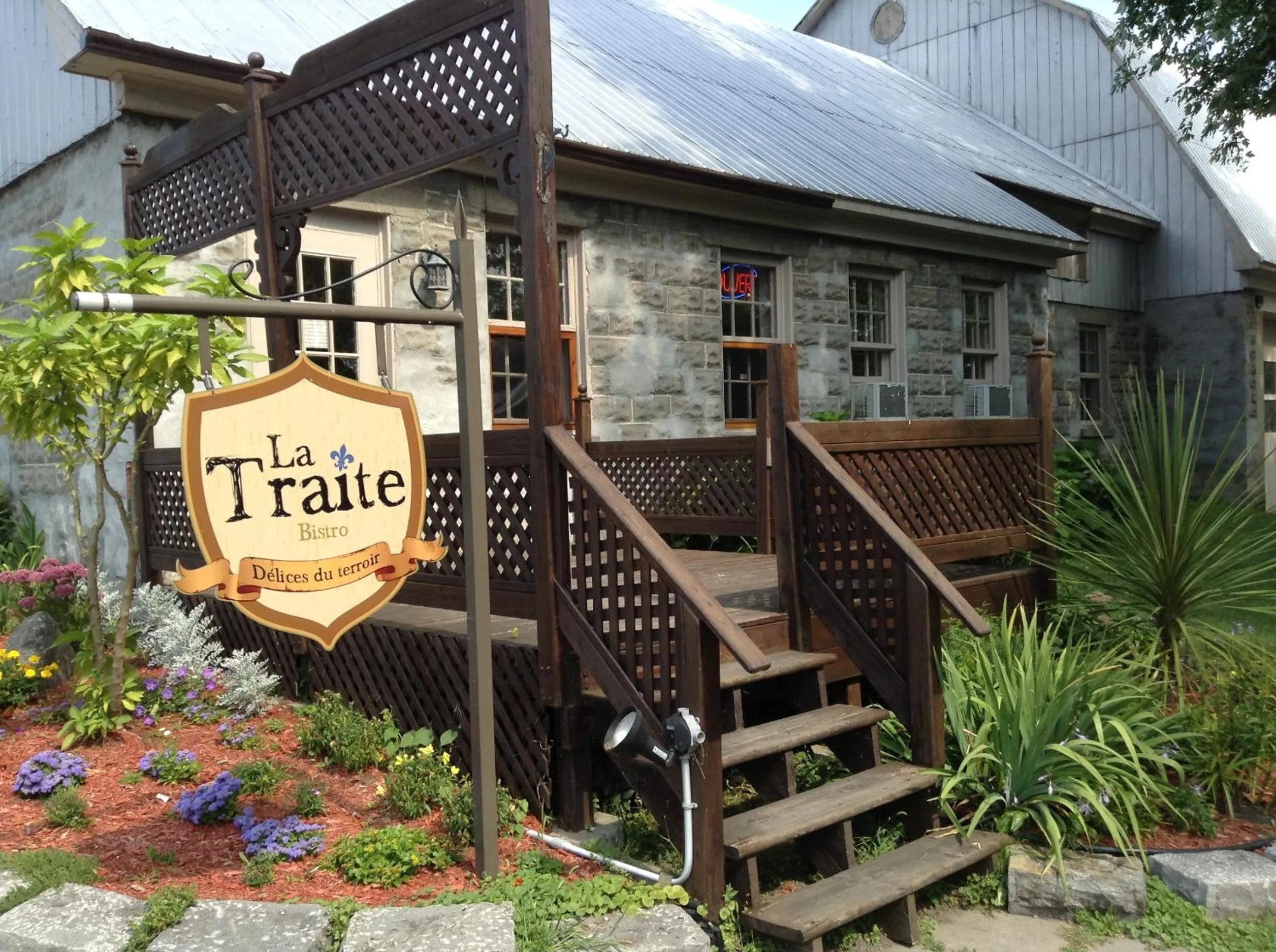 Facade/entrance in Manoir d'Youville