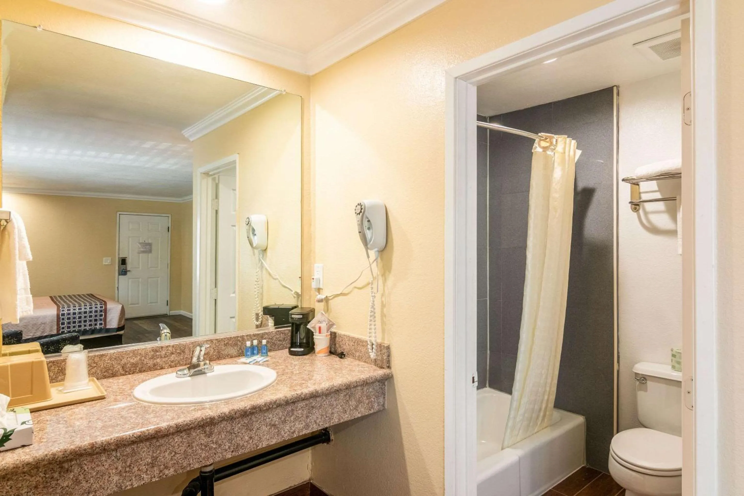 Bedroom in Rodeway Inn Artesia Cerritos