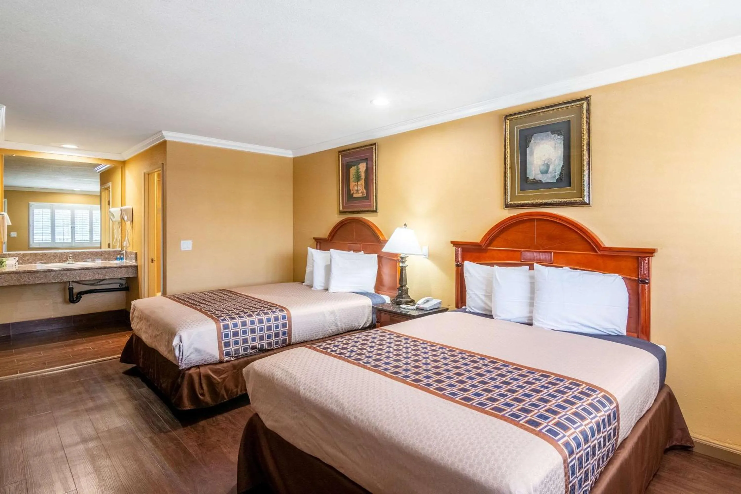 Bedroom, Bed in Rodeway Inn Artesia Cerritos