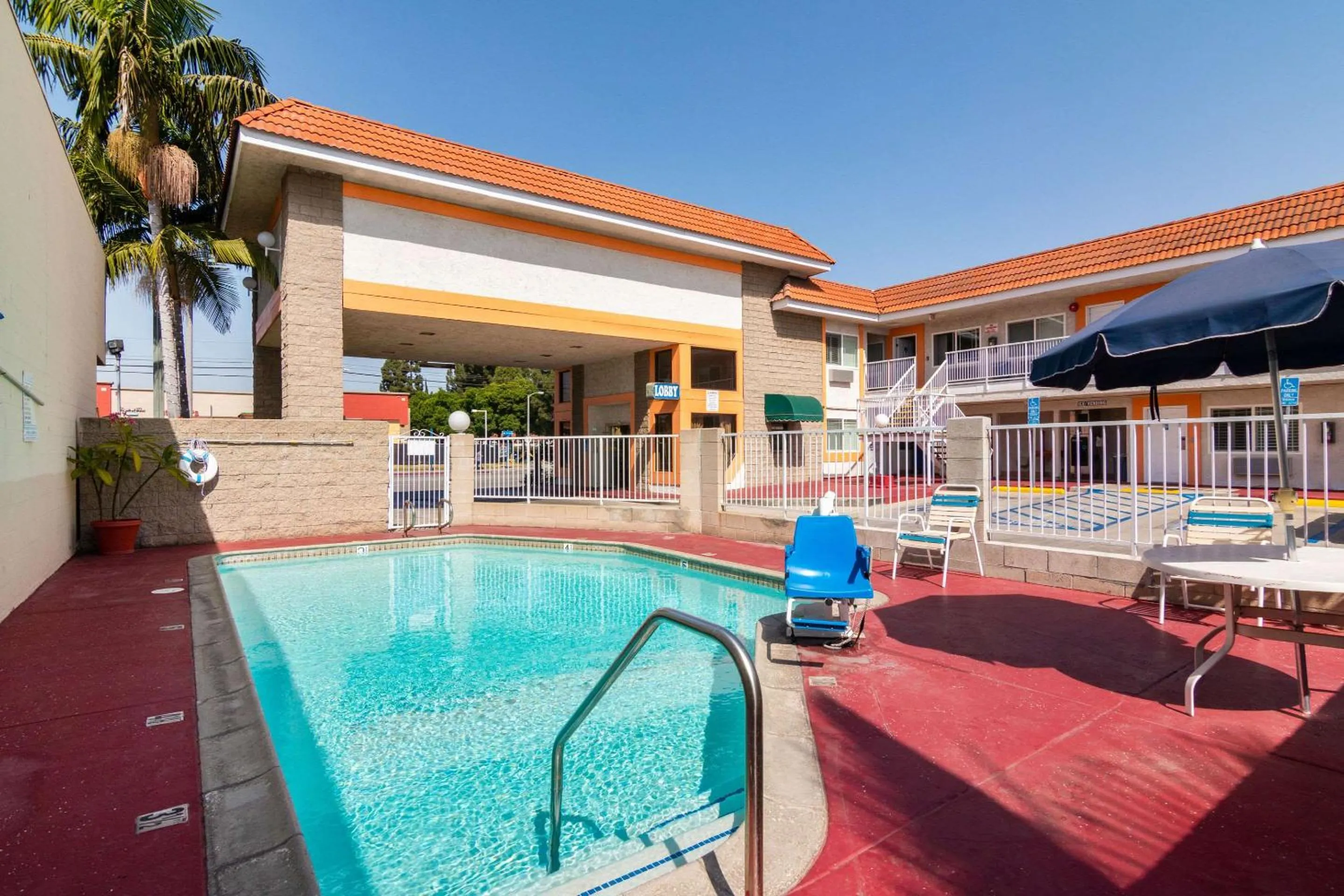 Swimming pool in Rodeway Inn Artesia Cerritos