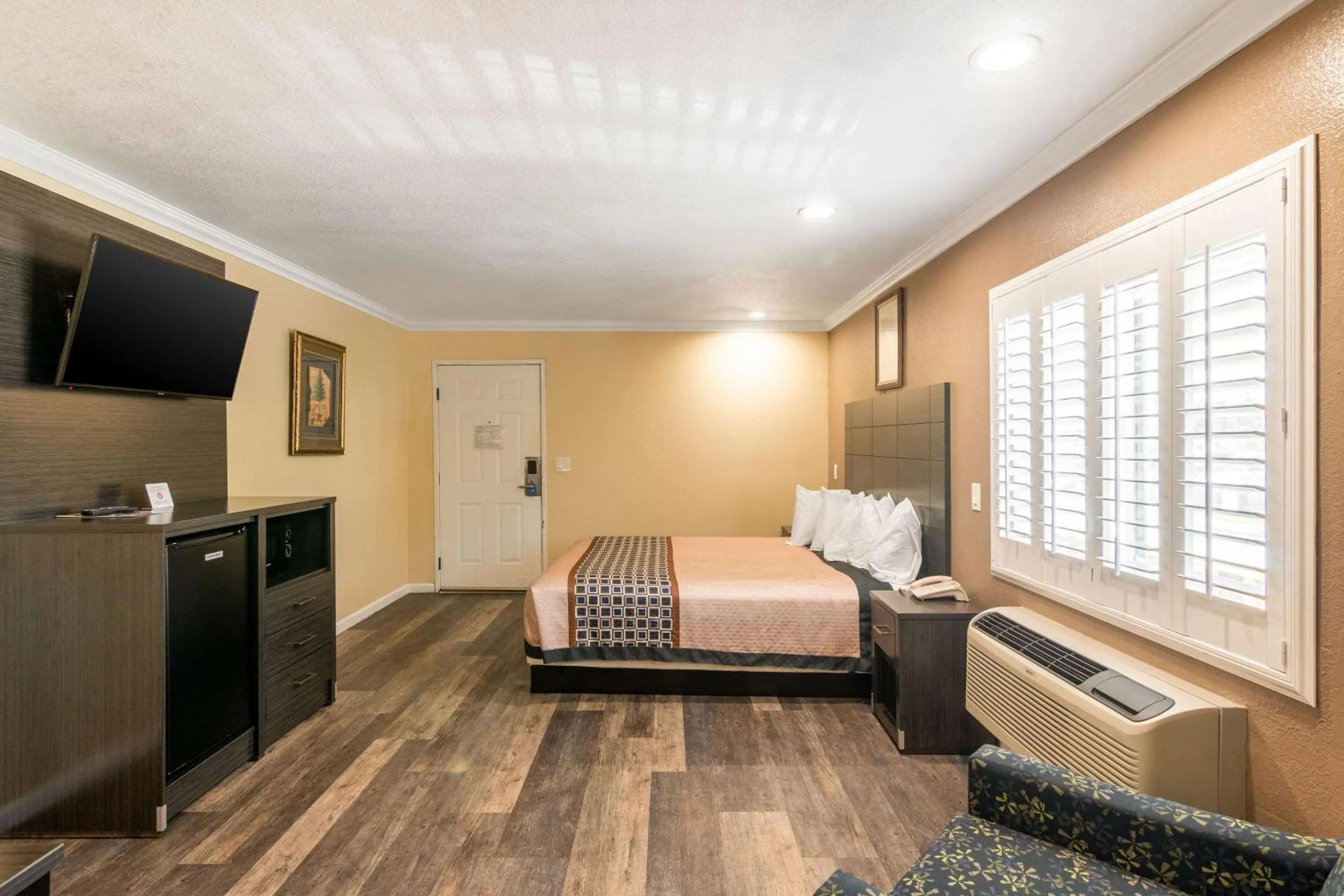 Bedroom, Bed in Rodeway Inn Artesia Cerritos