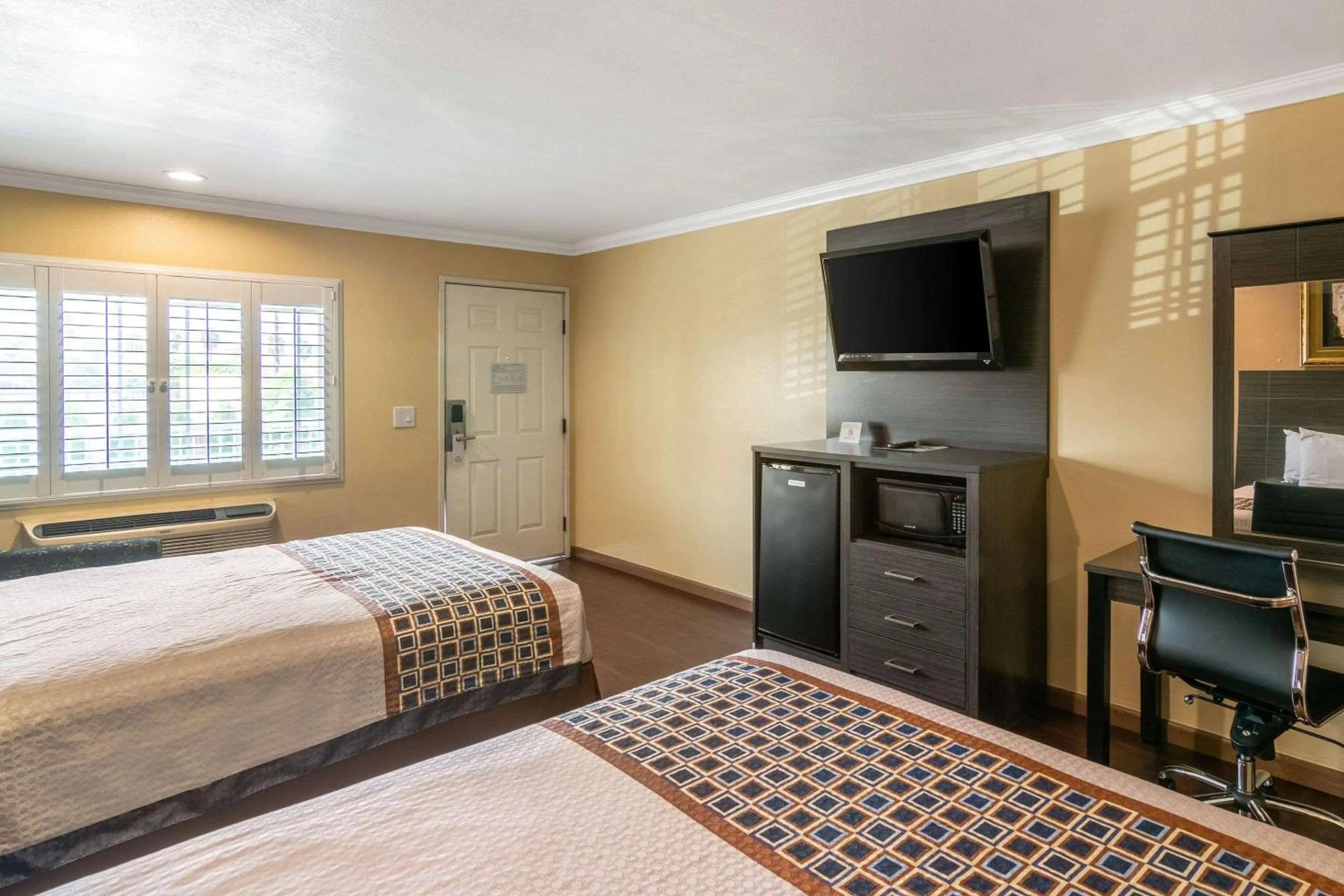 Bedroom, Bed in Rodeway Inn Artesia Cerritos