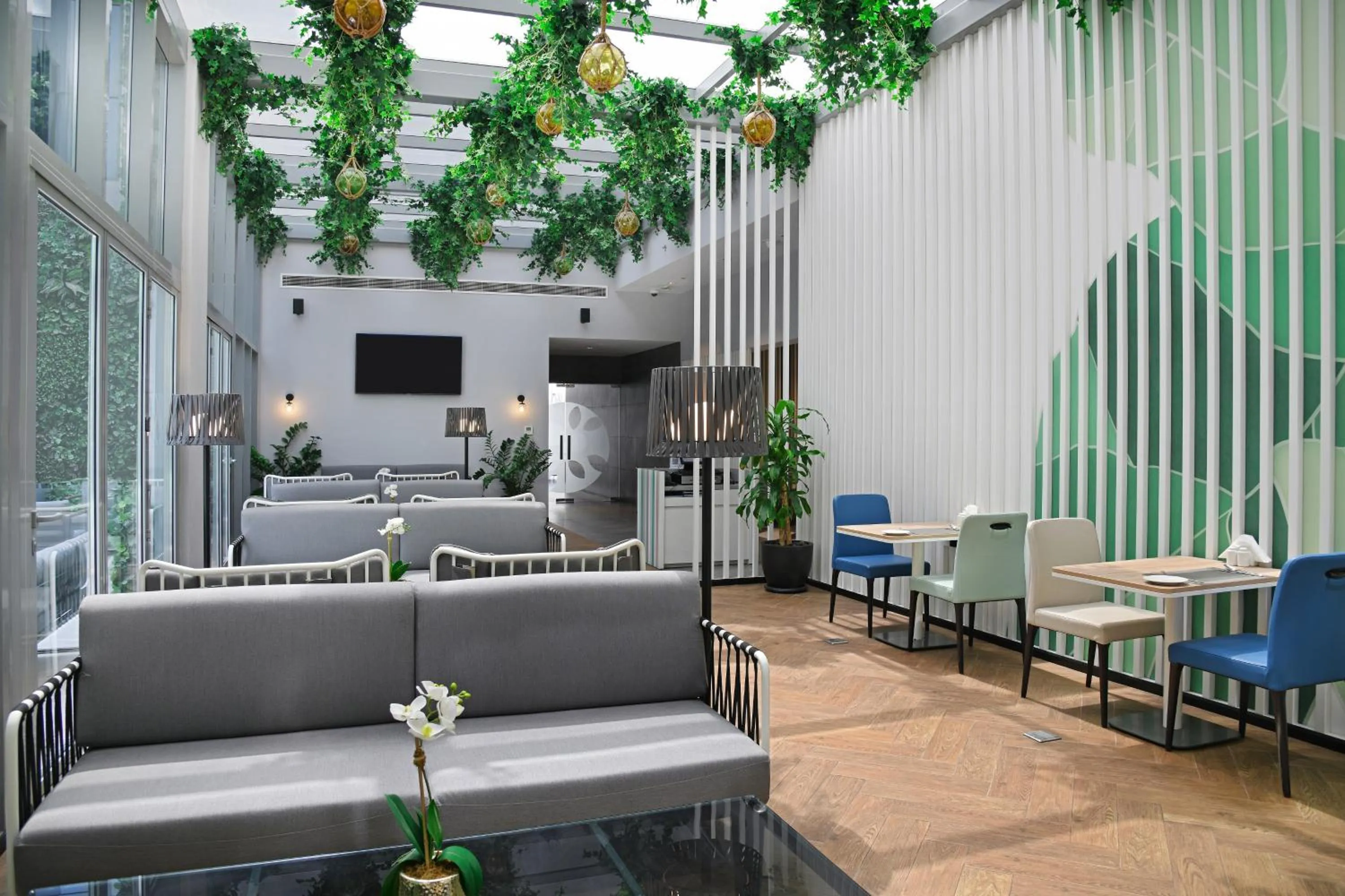 Restaurant/places to eat in Lemon Tree Hotel, Jumeirah Dubai